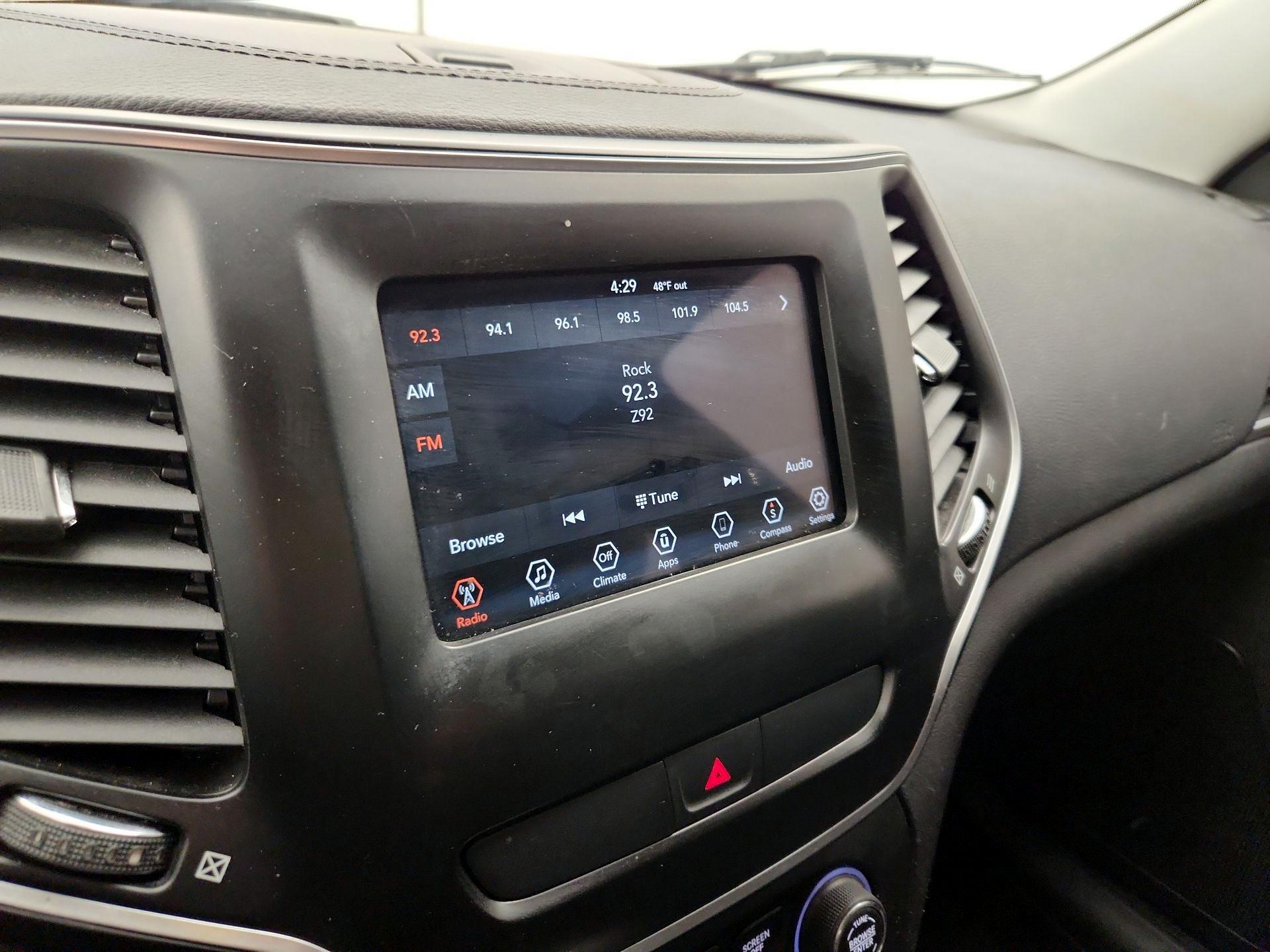 Thumbnail: 2019 Jeep Cherokee - 15