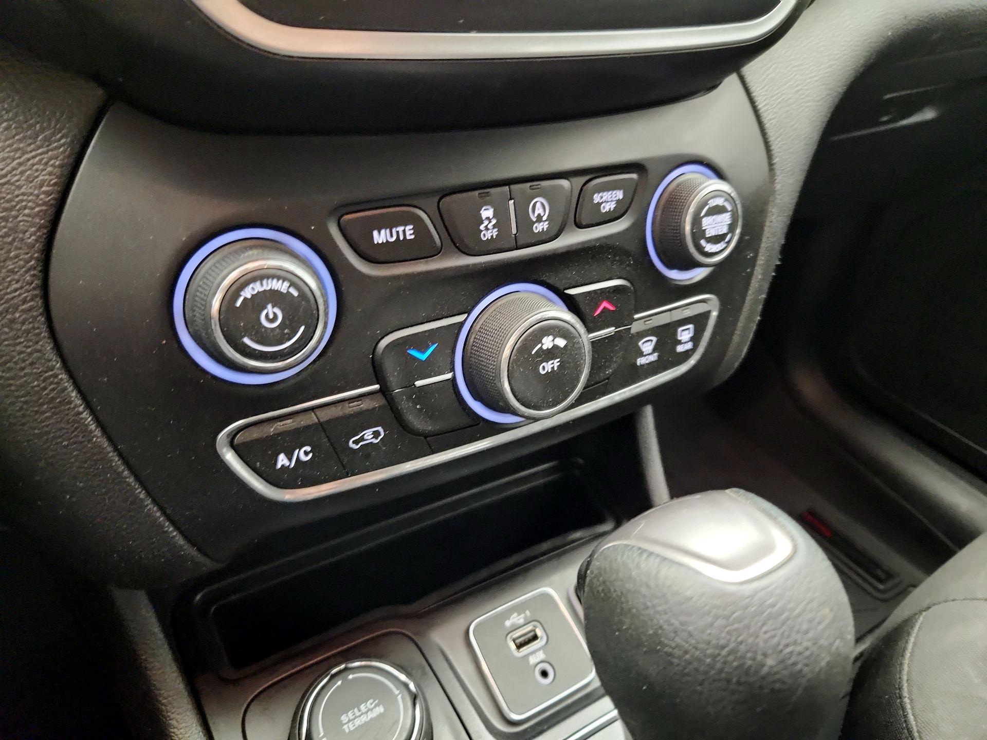 Thumbnail: 2019 Jeep Cherokee - 16