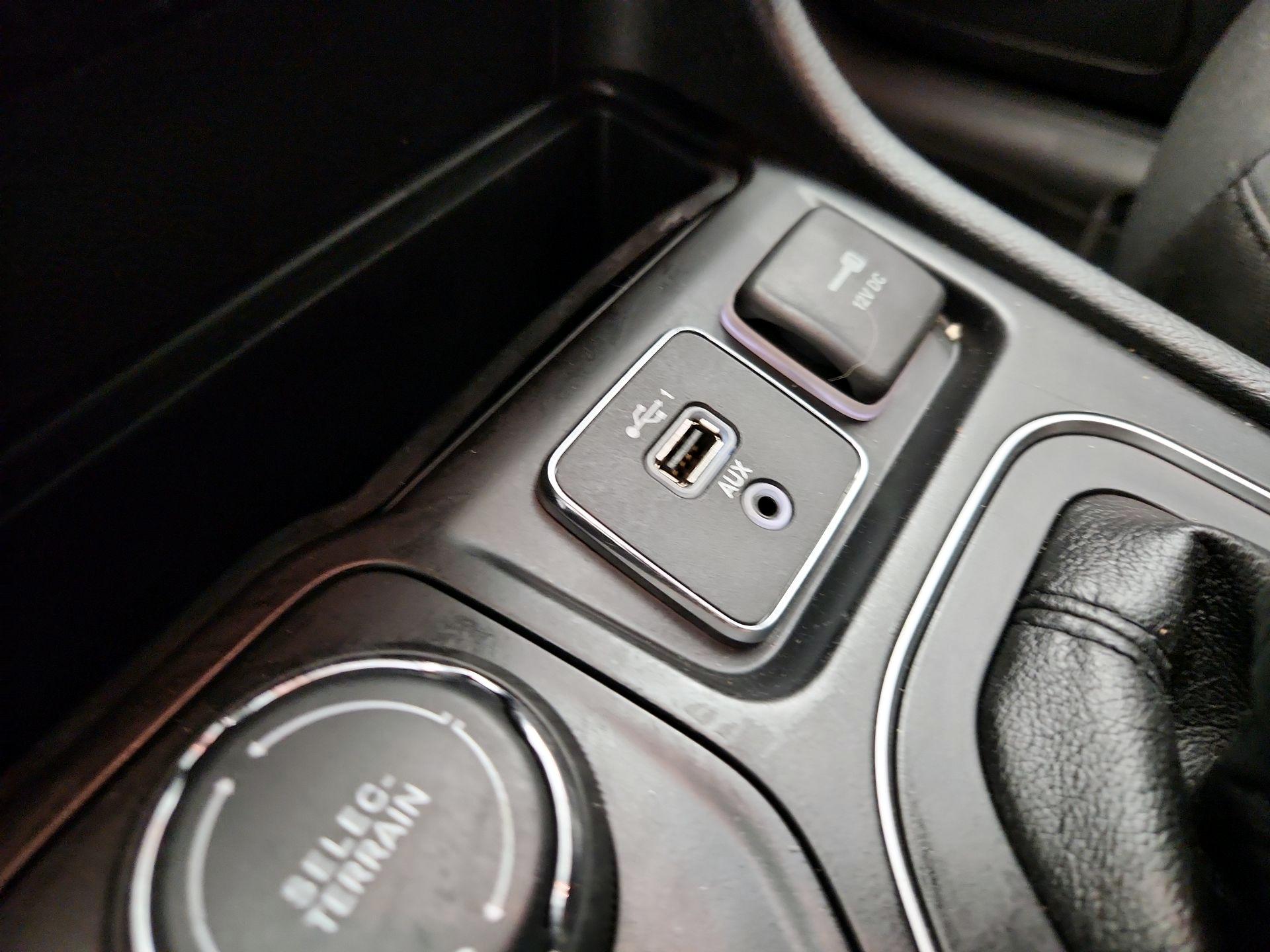 Thumbnail: 2019 Jeep Cherokee - 18