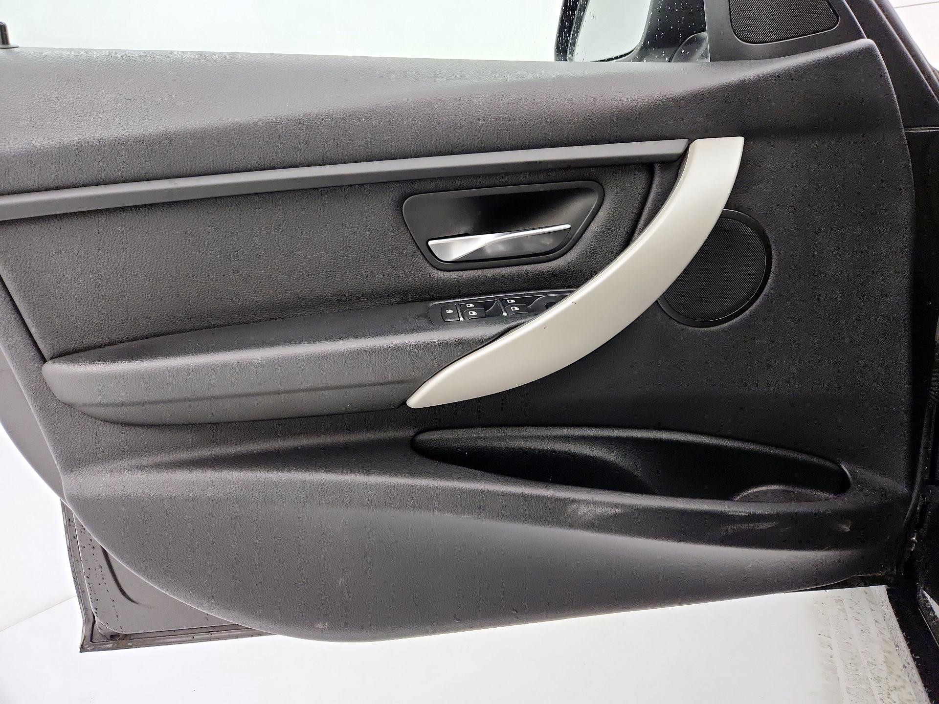 Thumbnail: 2016 BMW 3 Series - 12