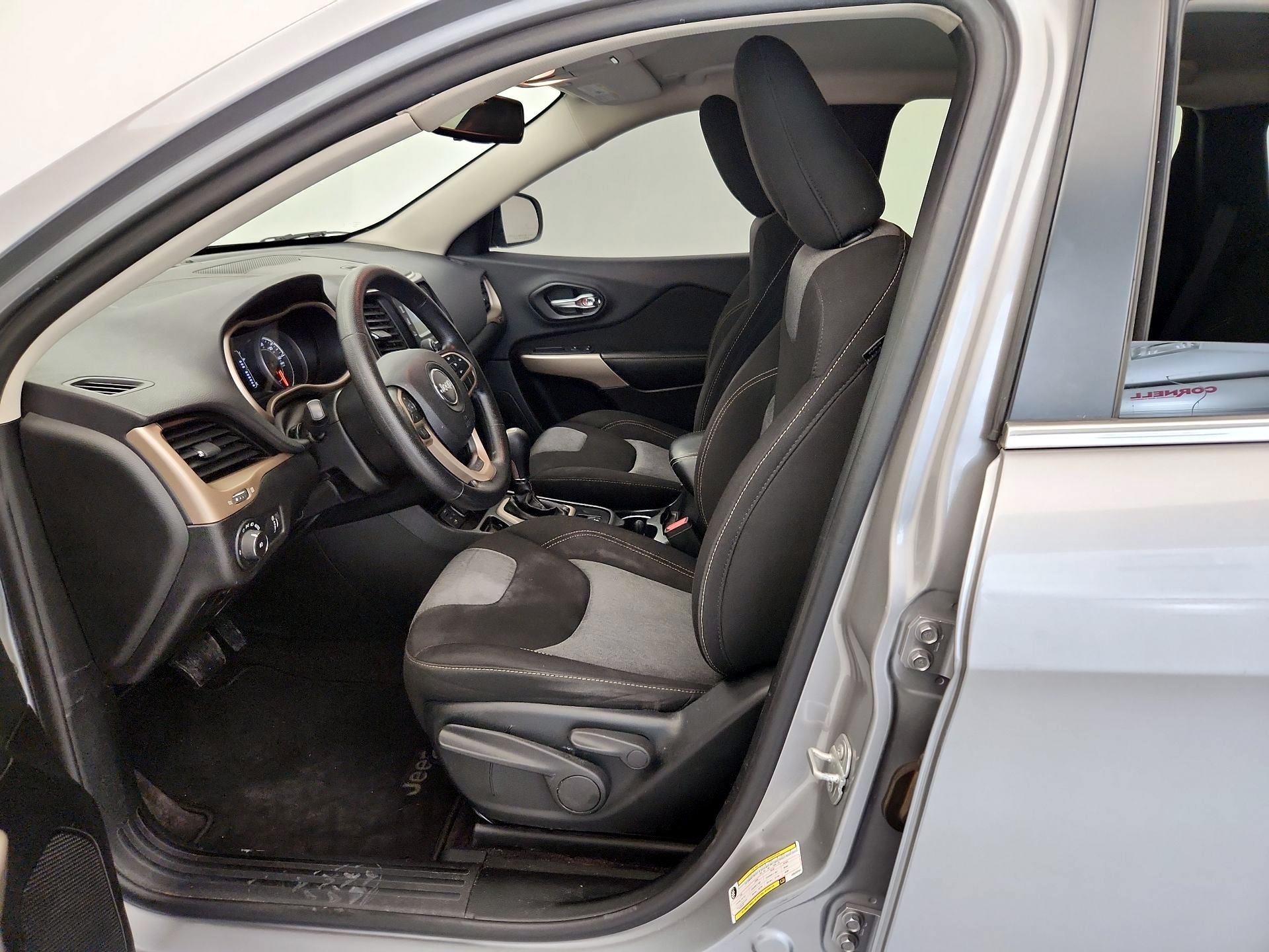 Thumbnail: 2018 Jeep Cherokee - 11