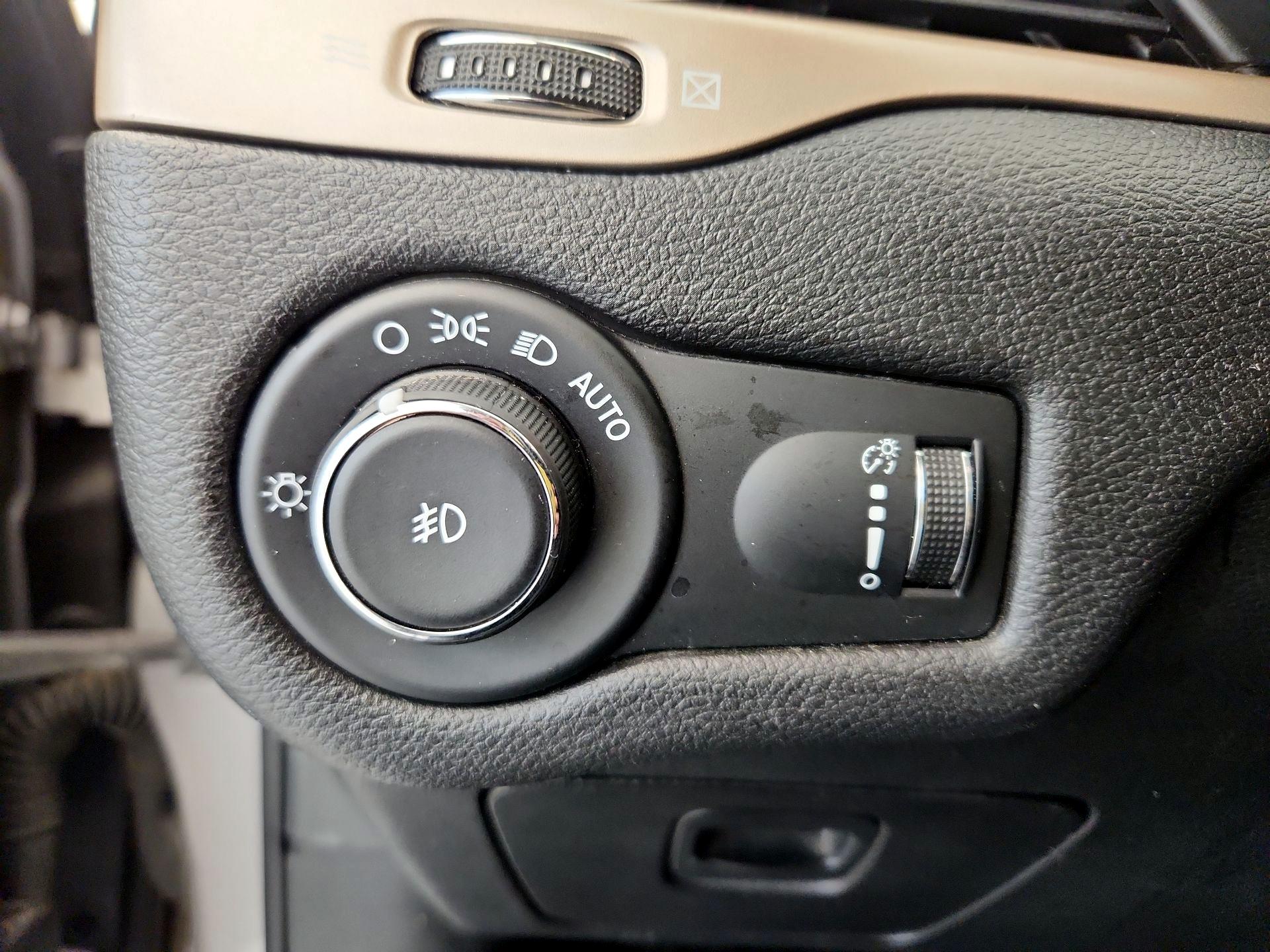 Thumbnail: 2018 Jeep Cherokee - 13