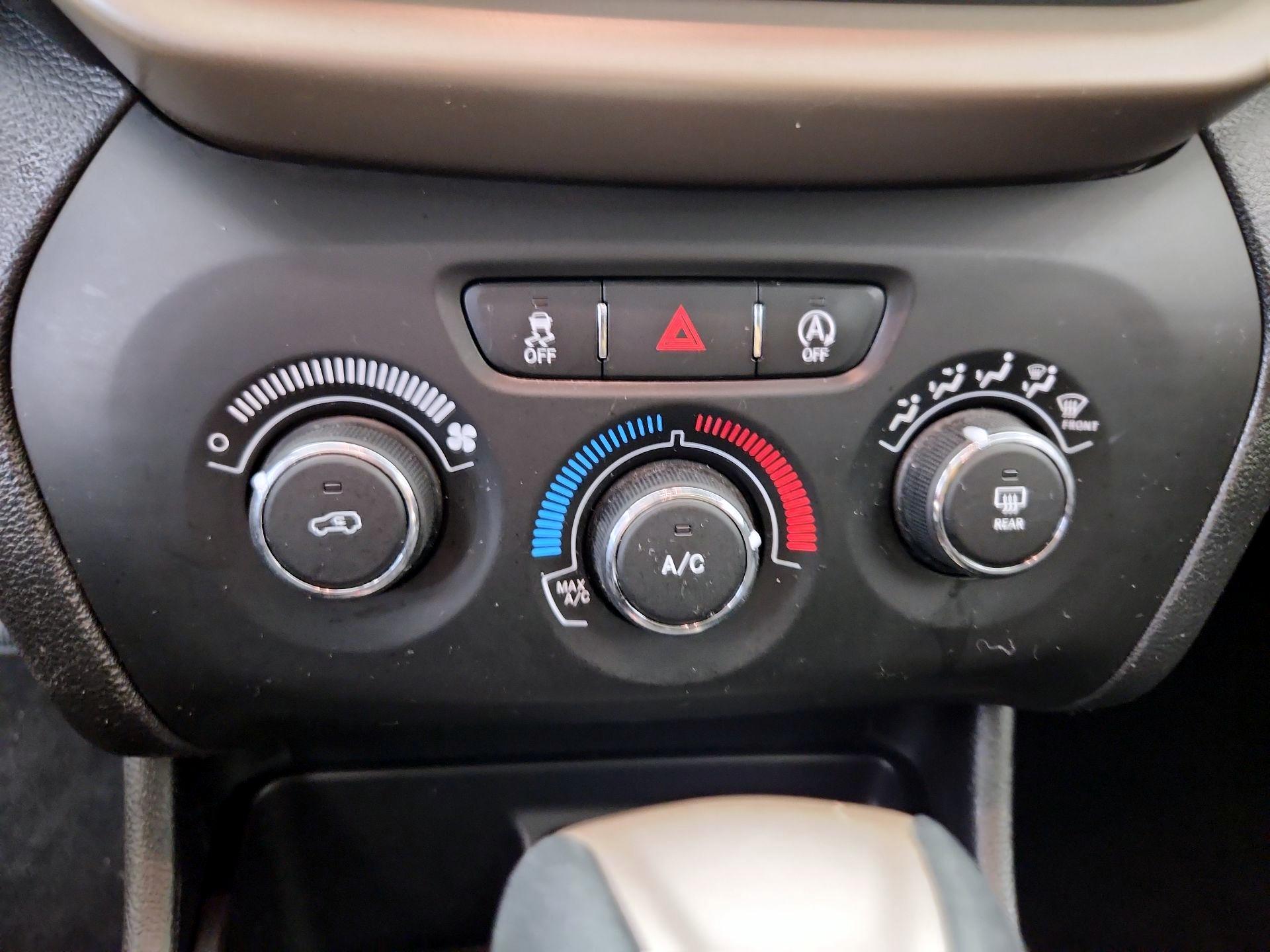 Thumbnail: 2018 Jeep Cherokee - 16