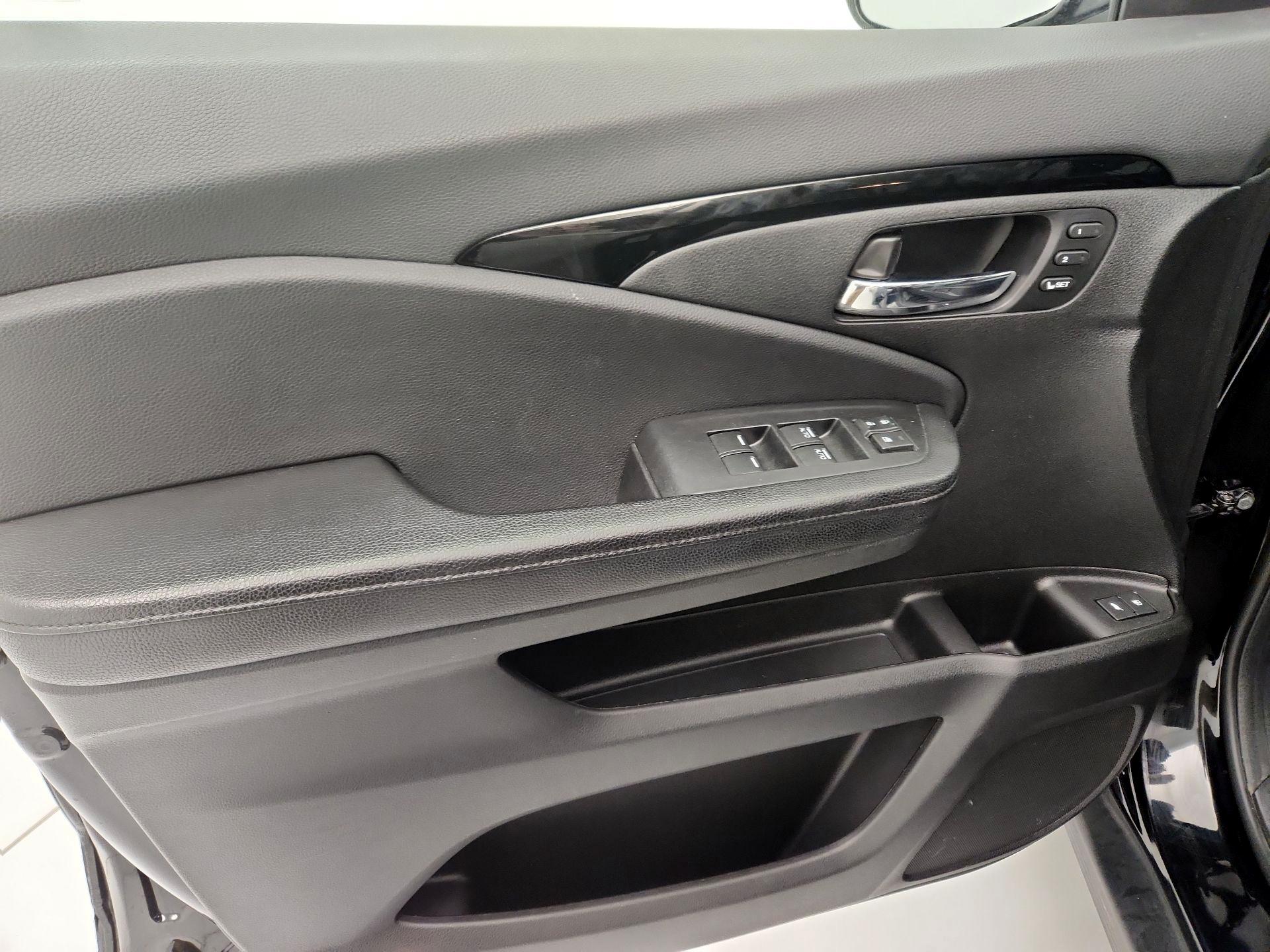 Thumbnail: 2017 Honda Pilot - 12