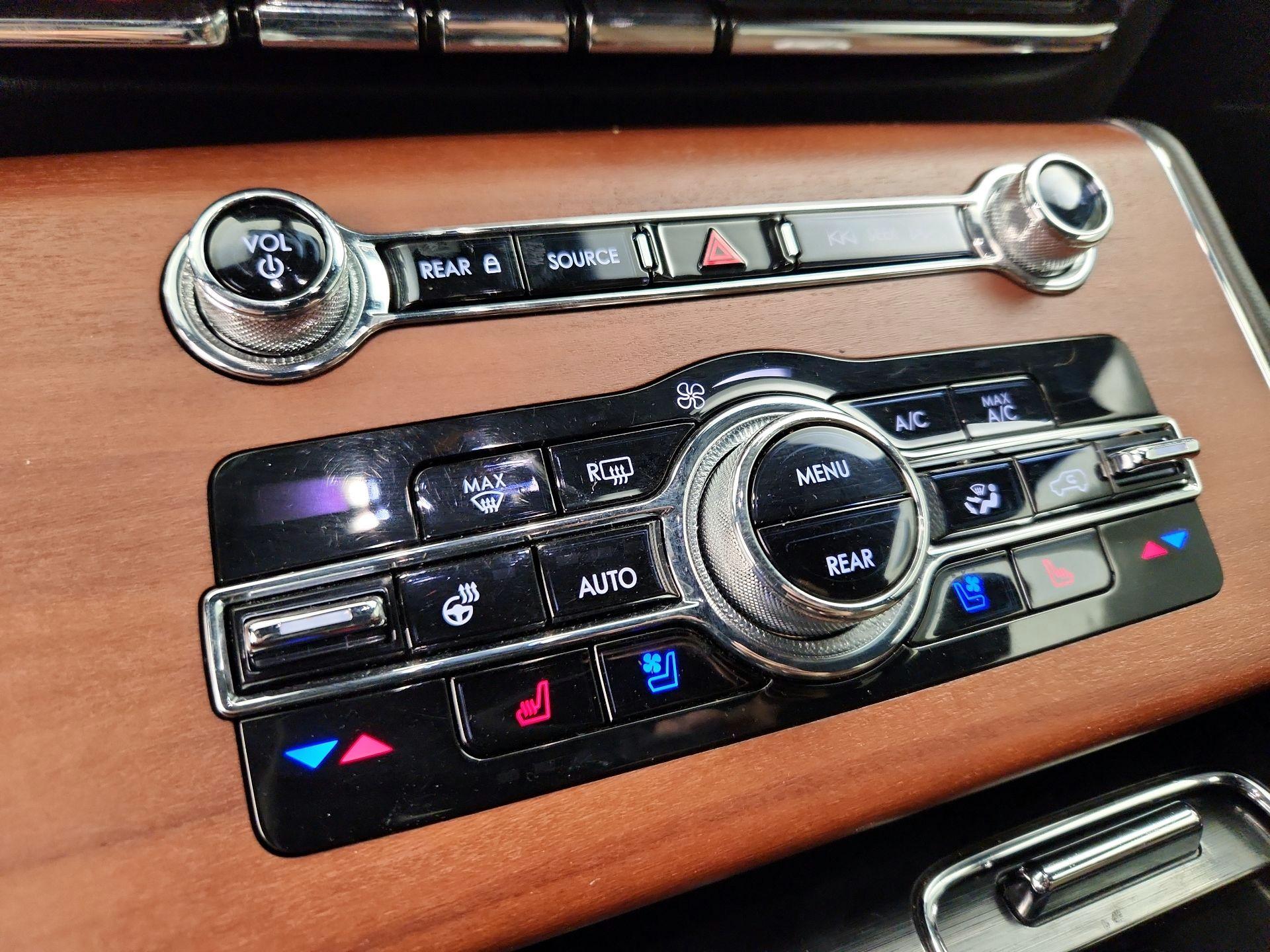 Thumbnail: 2020 Lincoln Aviator - 17