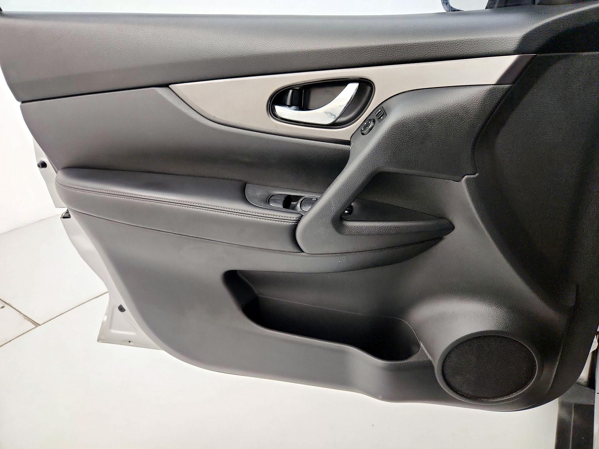 Thumbnail: 2016 Nissan Rogue - 12