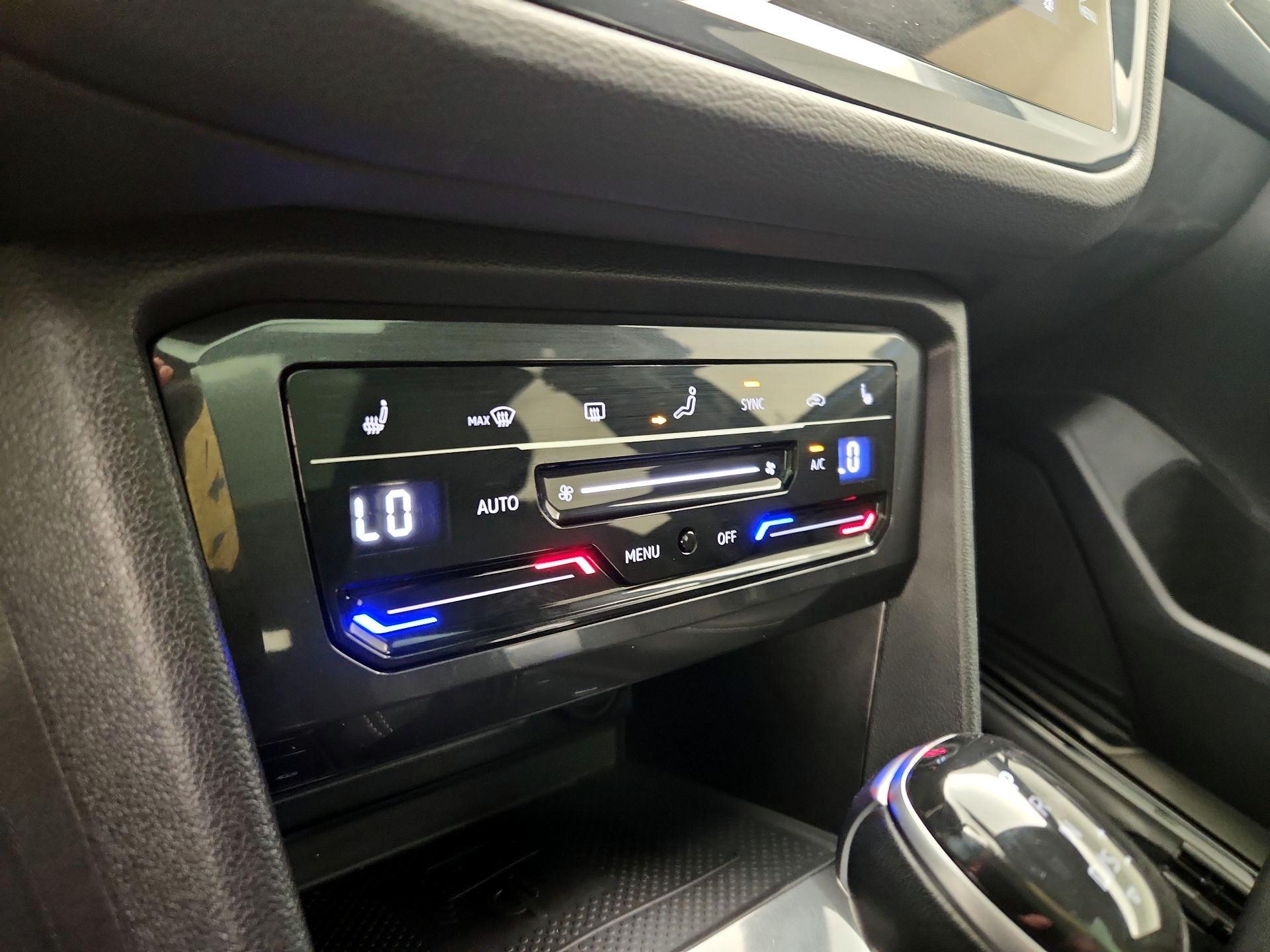 Thumbnail: 2022 Volkswagen Tiguan - 16