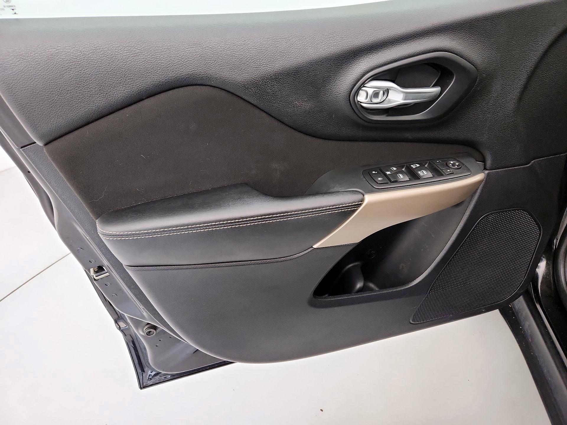 Thumbnail: 2017 Jeep Cherokee - 12