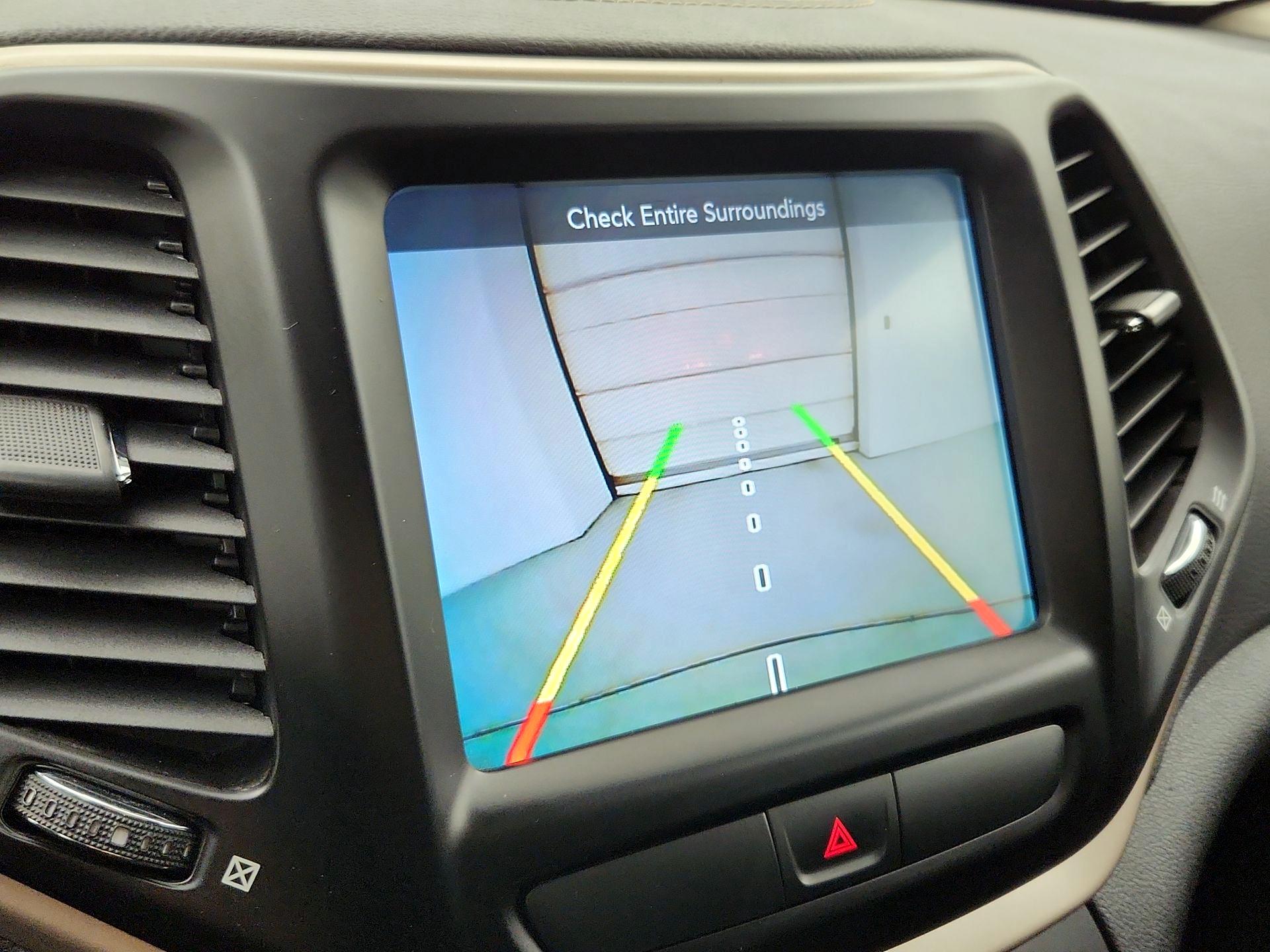 Thumbnail: 2017 Jeep Cherokee - 14