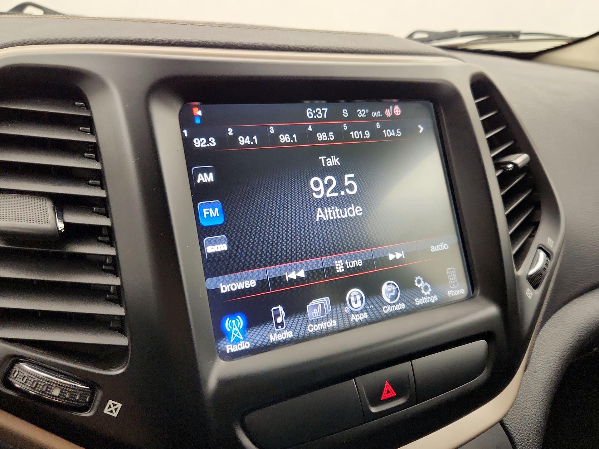 Thumbnail: 2017 Jeep Cherokee - 15