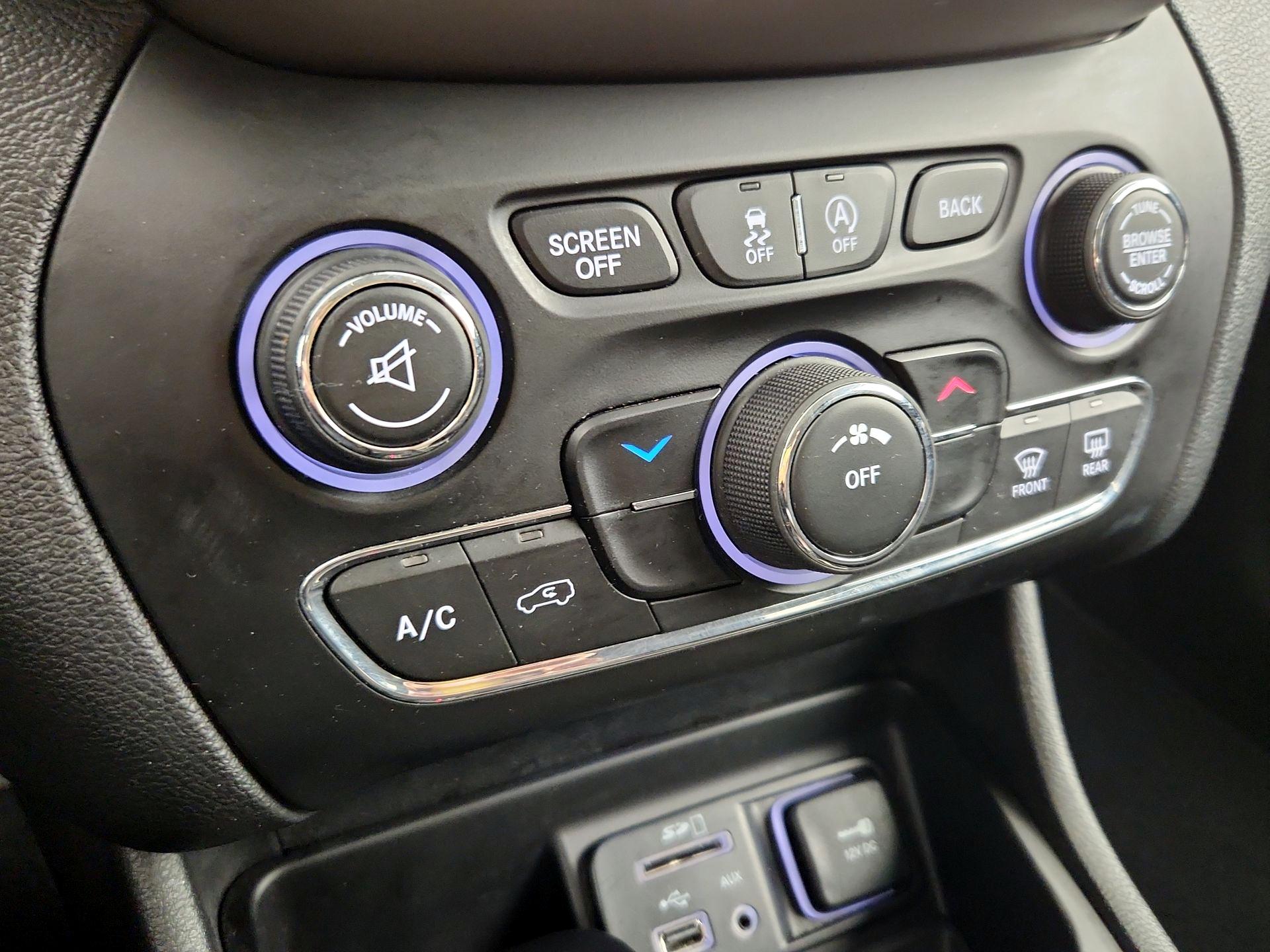 Thumbnail: 2017 Jeep Cherokee - 16