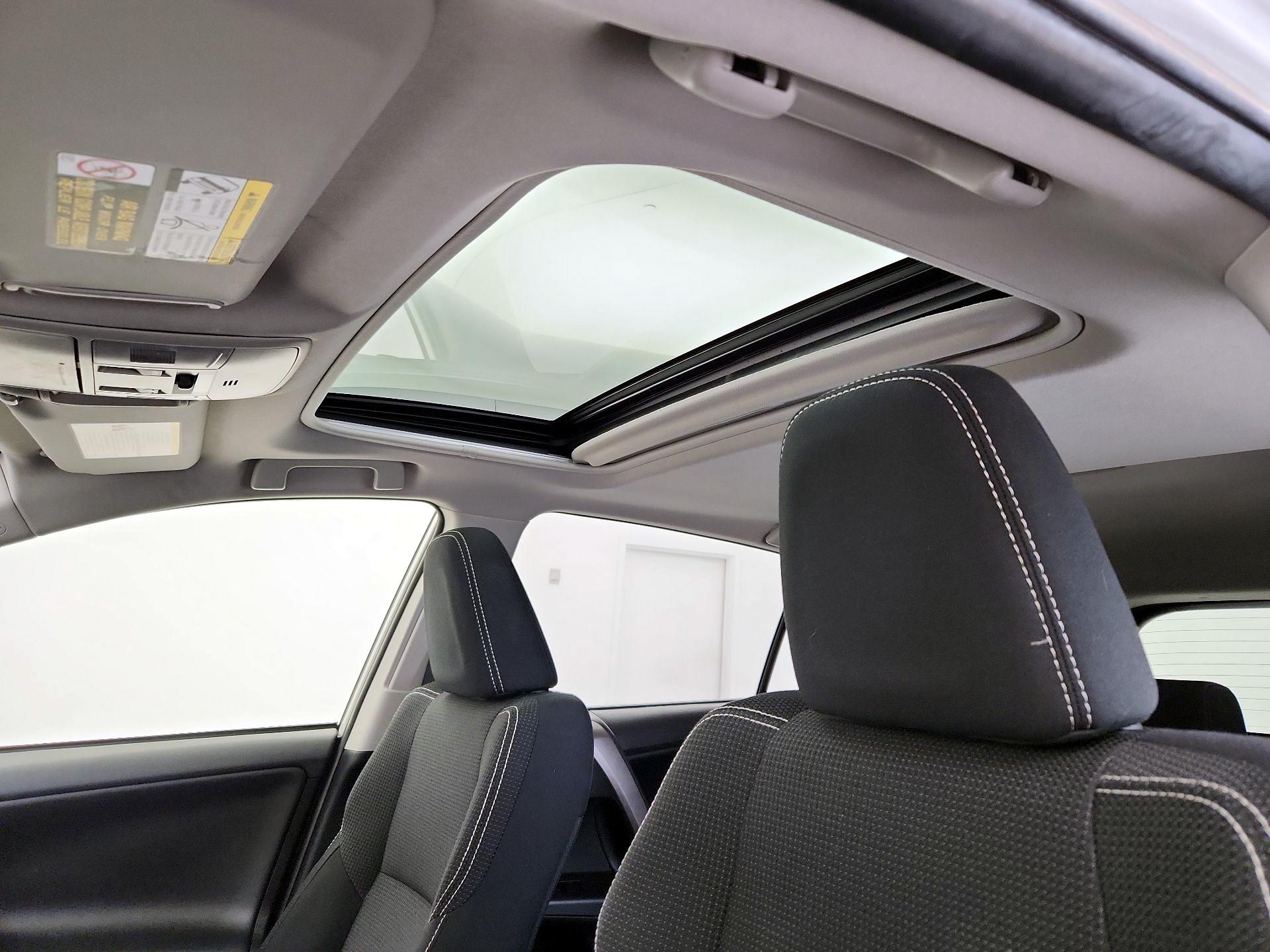 Thumbnail: 2018 Toyota RAV4 - 19