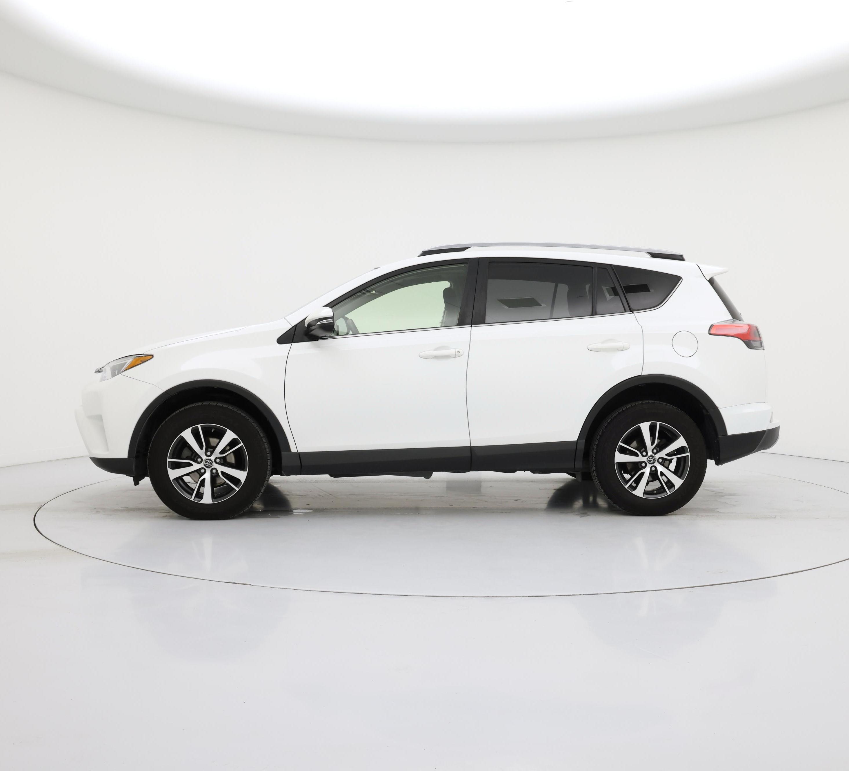 Thumbnail: 2018 Toyota RAV4 - 3