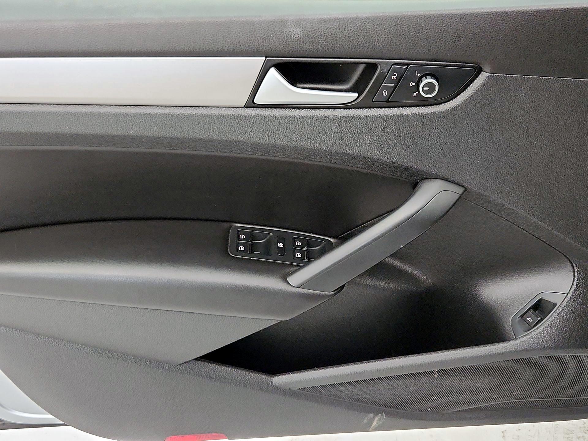 Thumbnail: 2015 Volkswagen Passat - 10