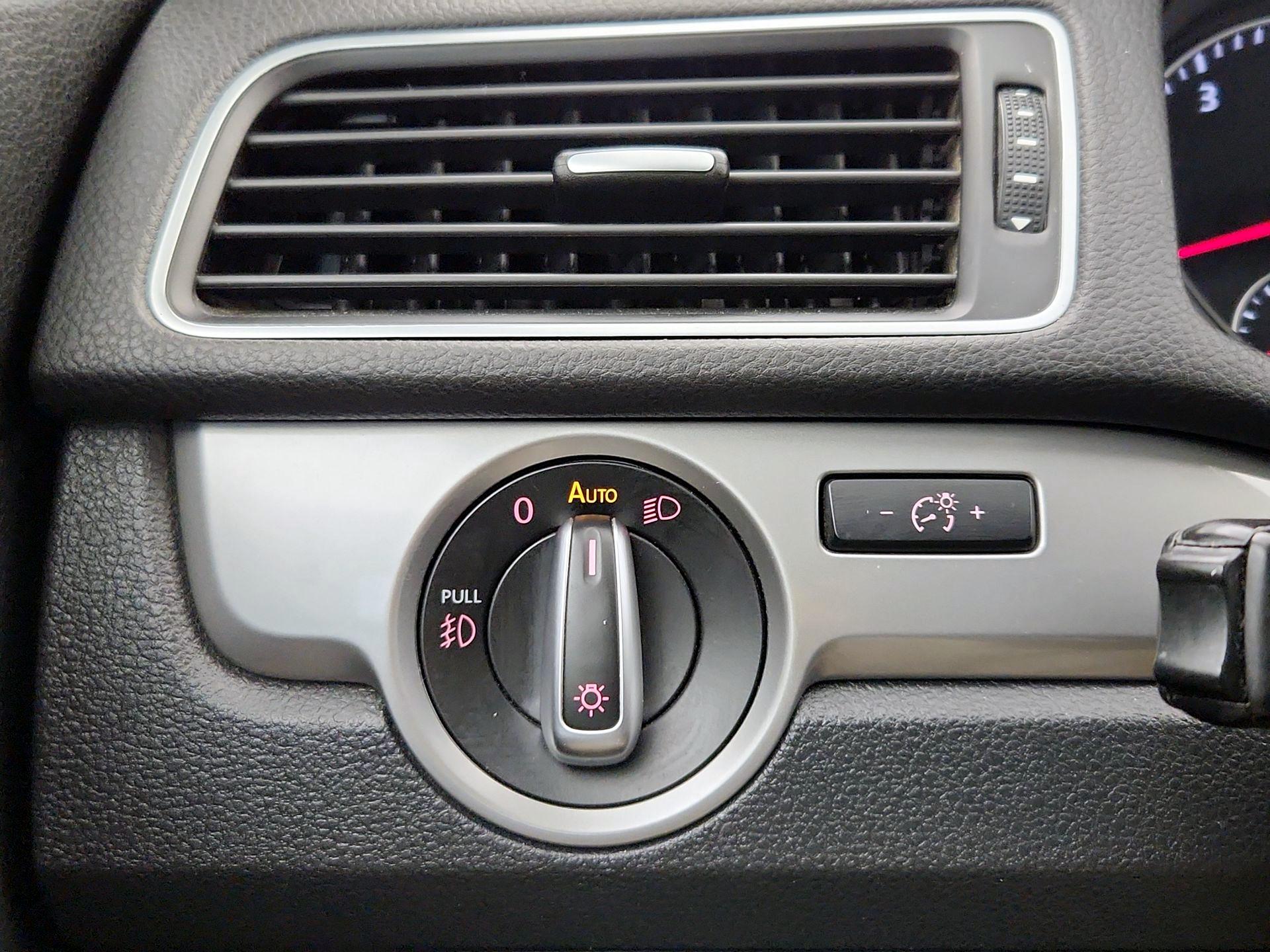 Thumbnail: 2015 Volkswagen Passat - 11