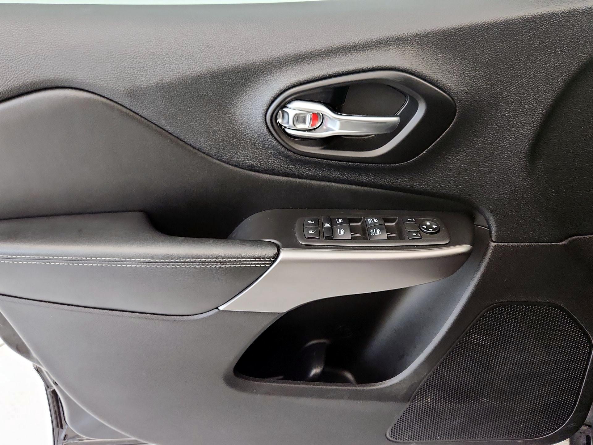 Thumbnail: 2021 Jeep Cherokee - 12