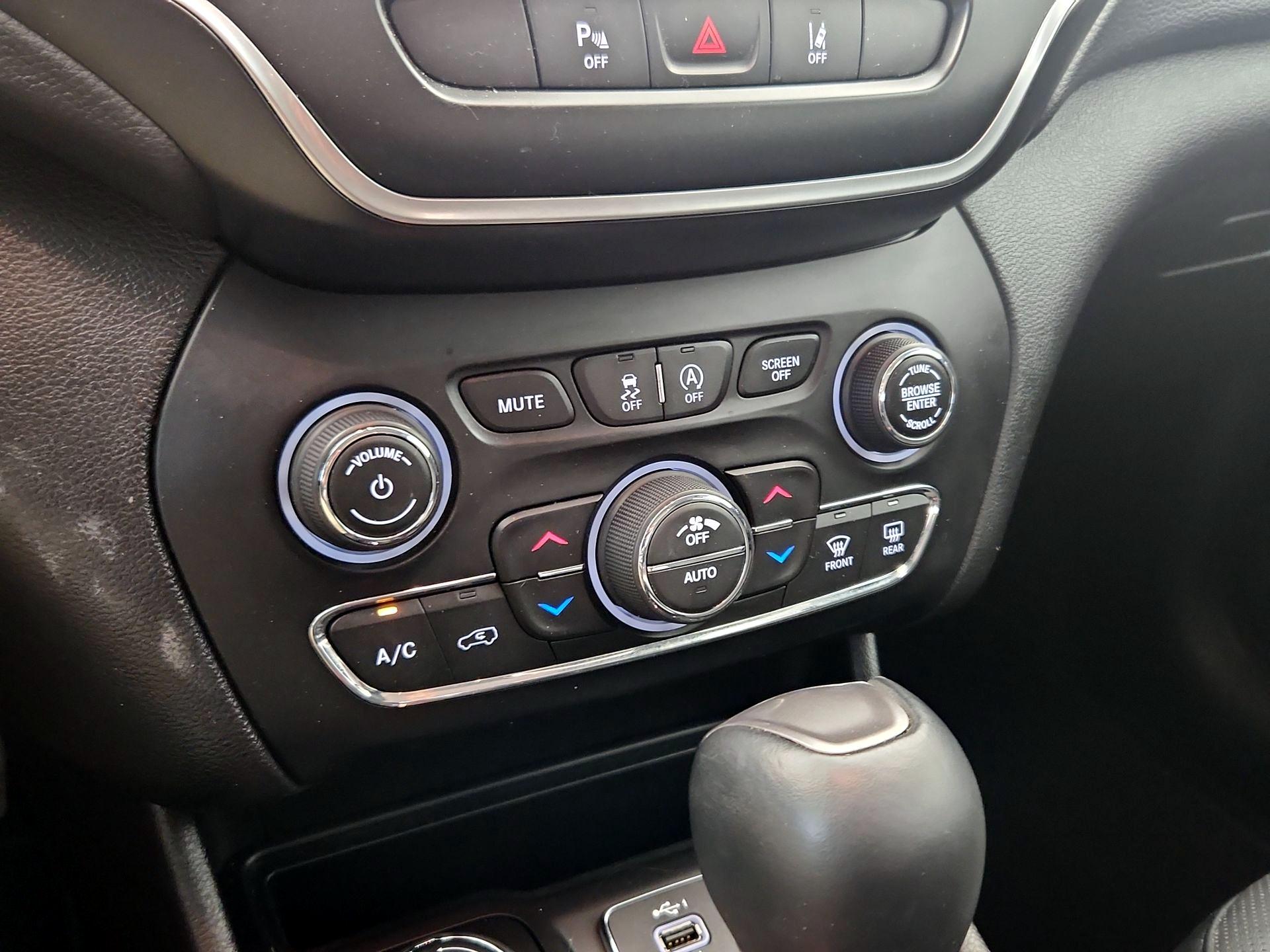 Thumbnail: 2021 Jeep Cherokee - 16