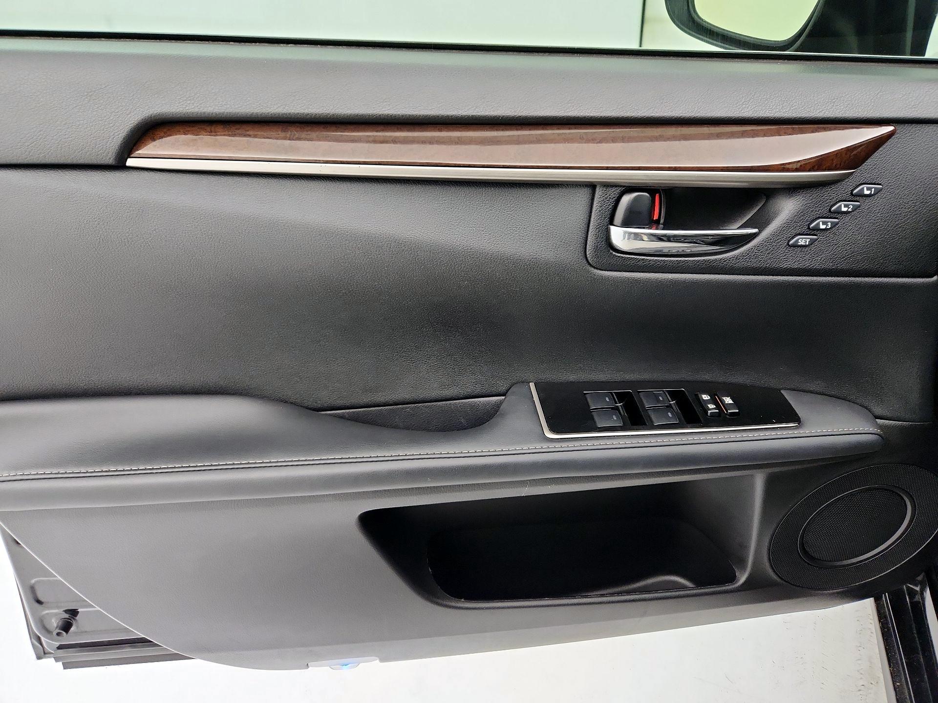 Thumbnail: 2018 Lexus ES - 12