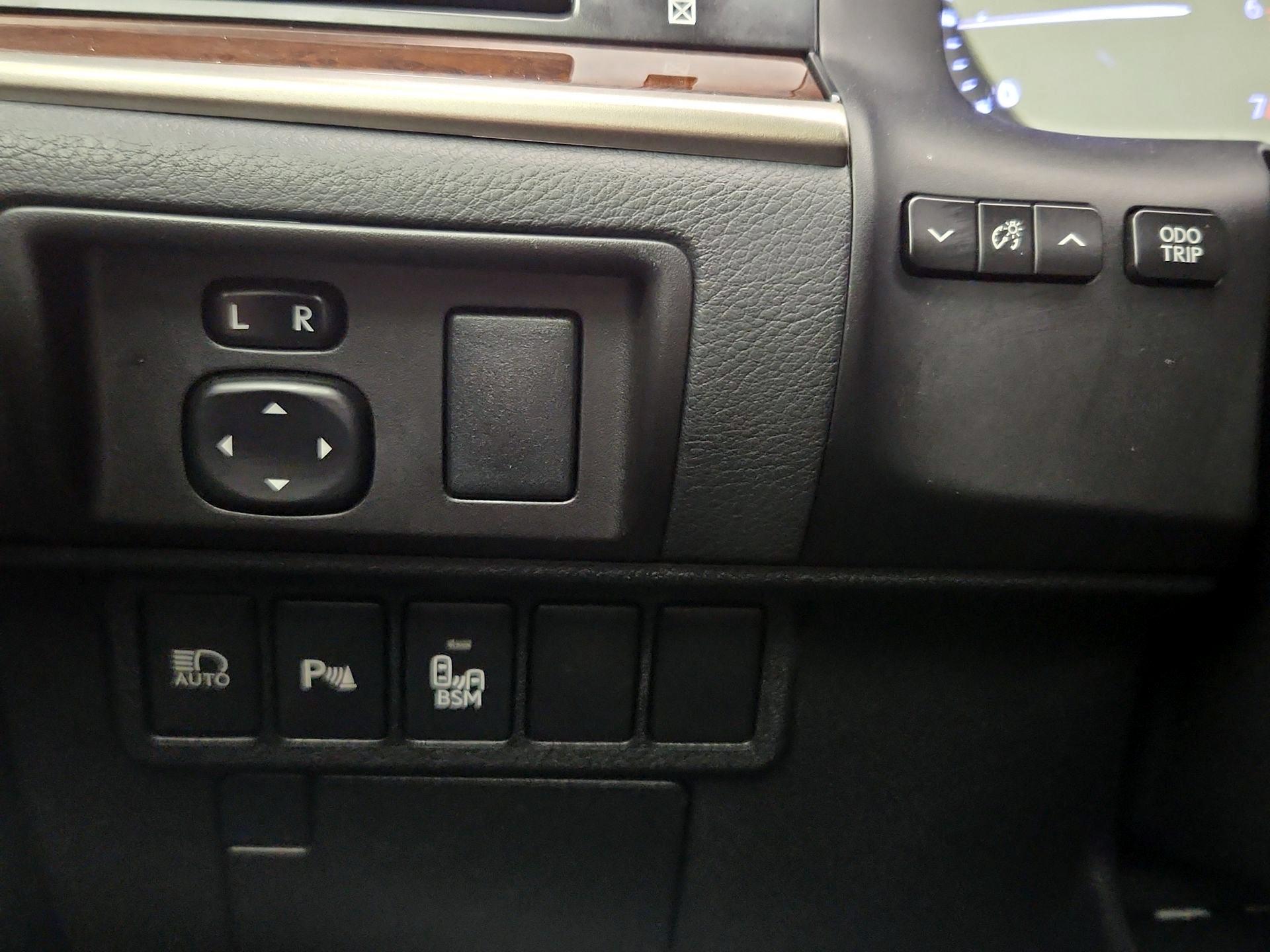 Thumbnail: 2018 Lexus ES - 13