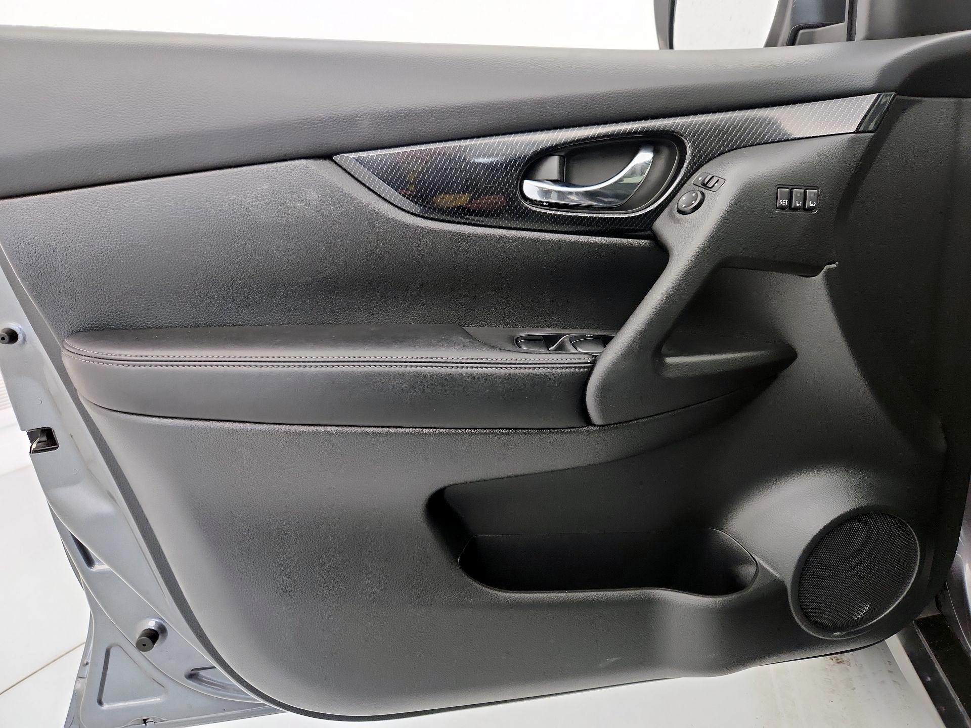 Thumbnail: 2017 Nissan Rogue - 12