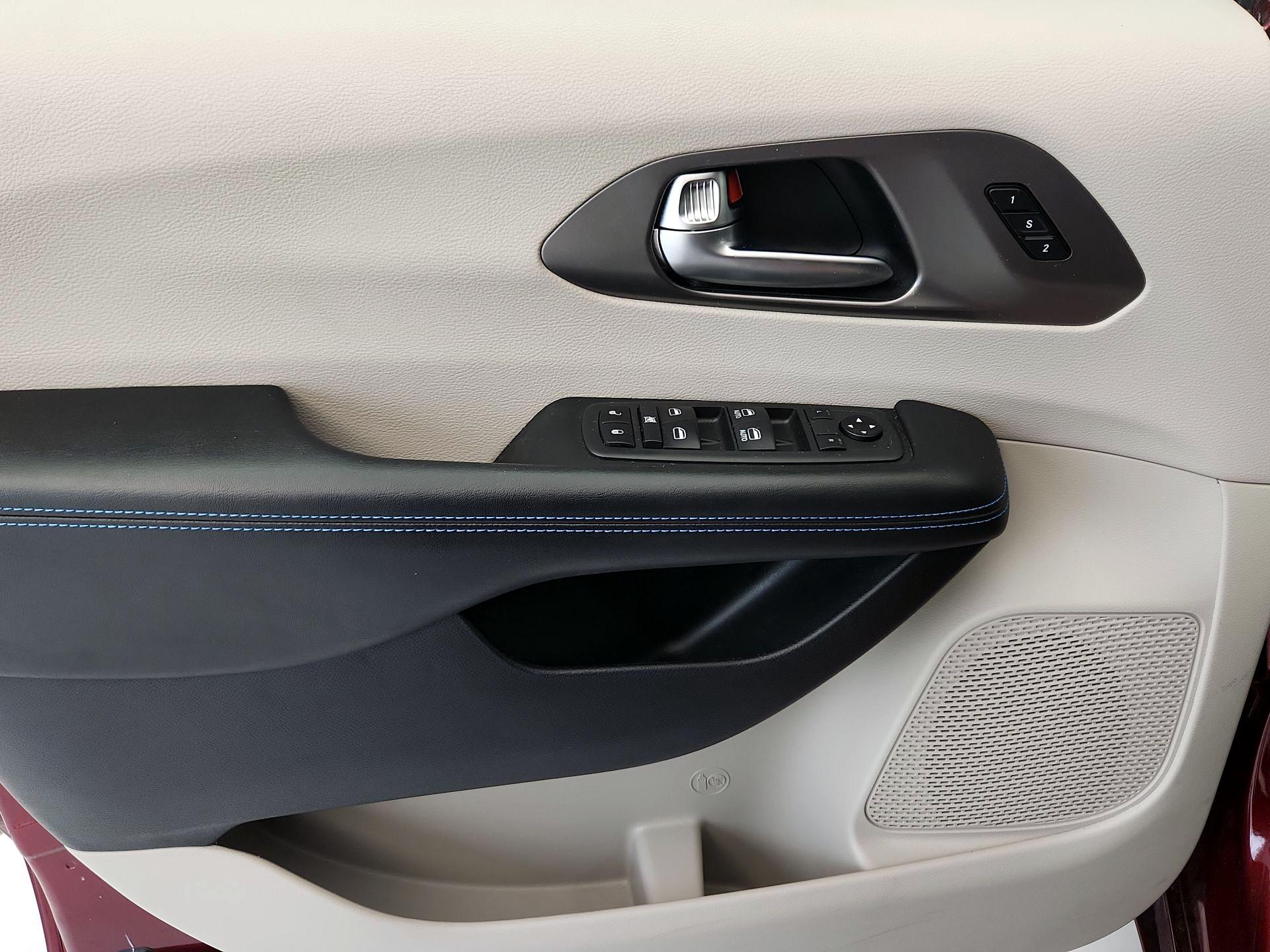 Thumbnail: 2021 Chrysler Pacifica - 12