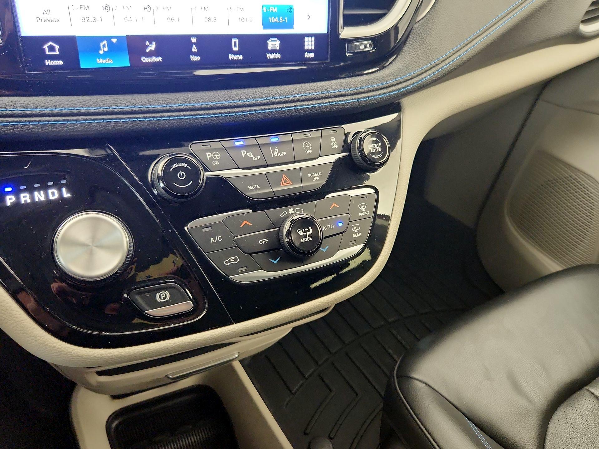 Thumbnail: 2021 Chrysler Pacifica - 17