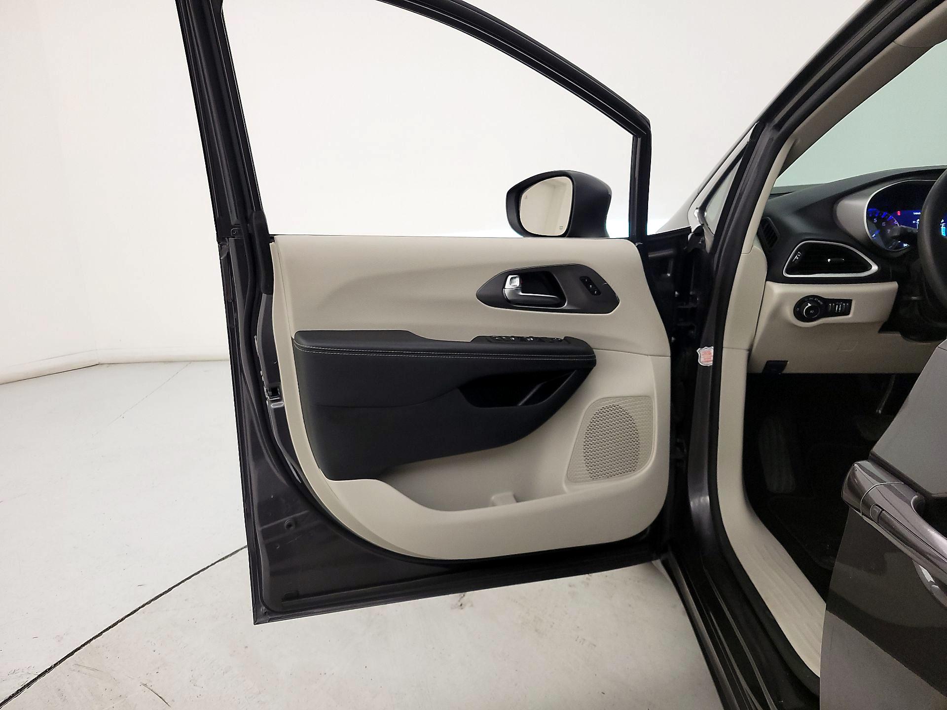 Thumbnail: 2023 Chrysler Pacifica - 12