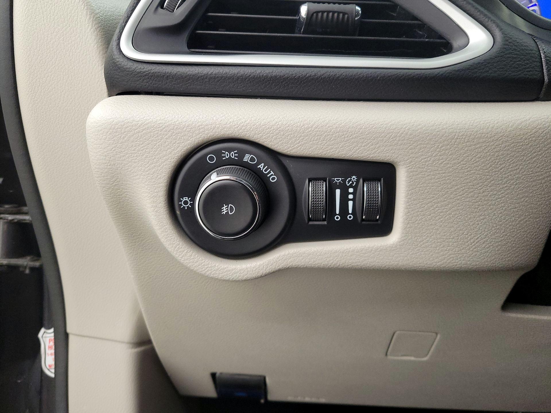 Thumbnail: 2023 Chrysler Pacifica - 13