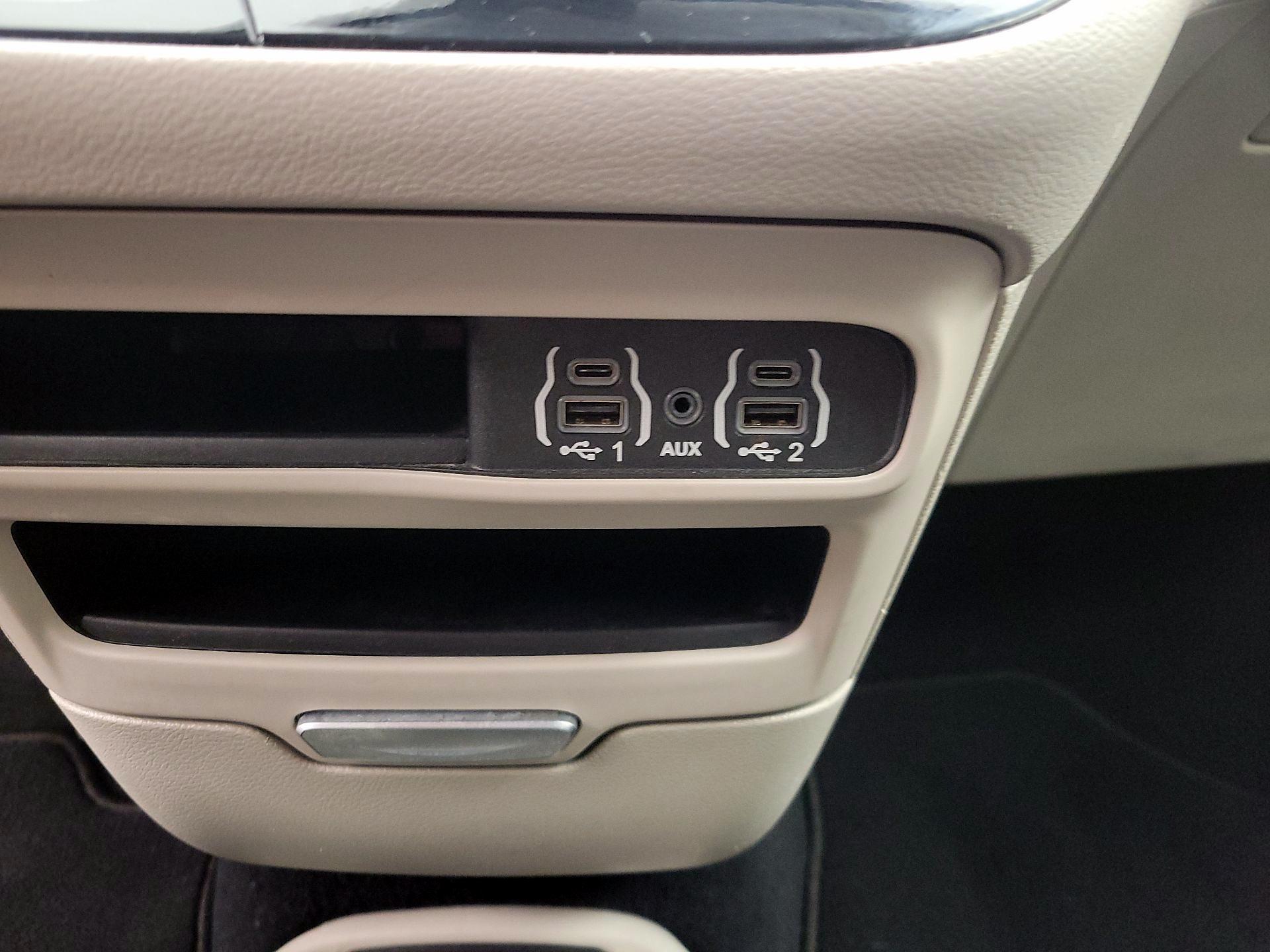 Thumbnail: 2023 Chrysler Pacifica - 18