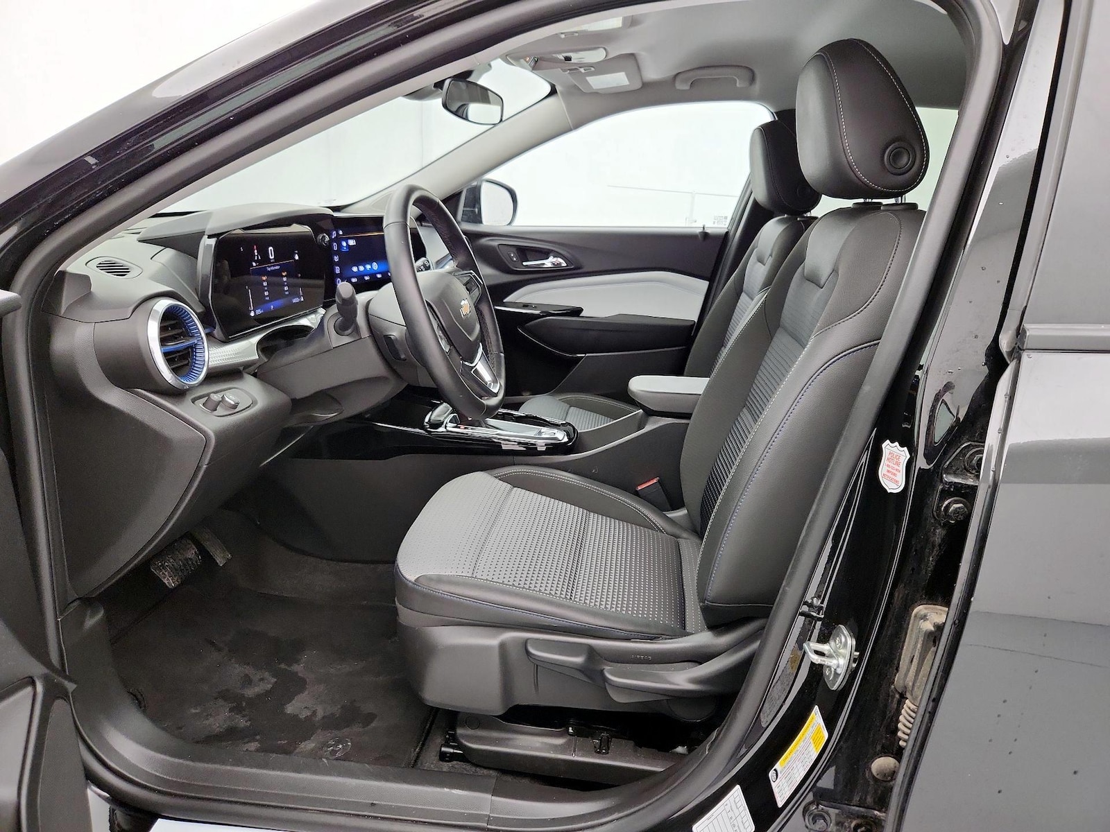 2025 Chevrolet Trax LT - Photo 12