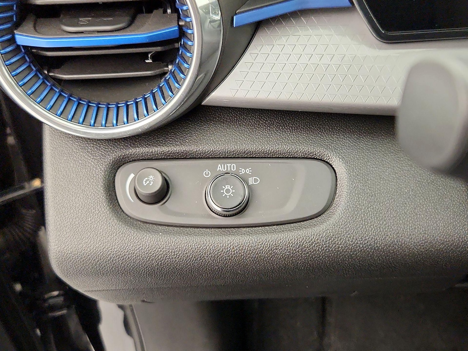 2025 Chevrolet Trax LT - Photo 14