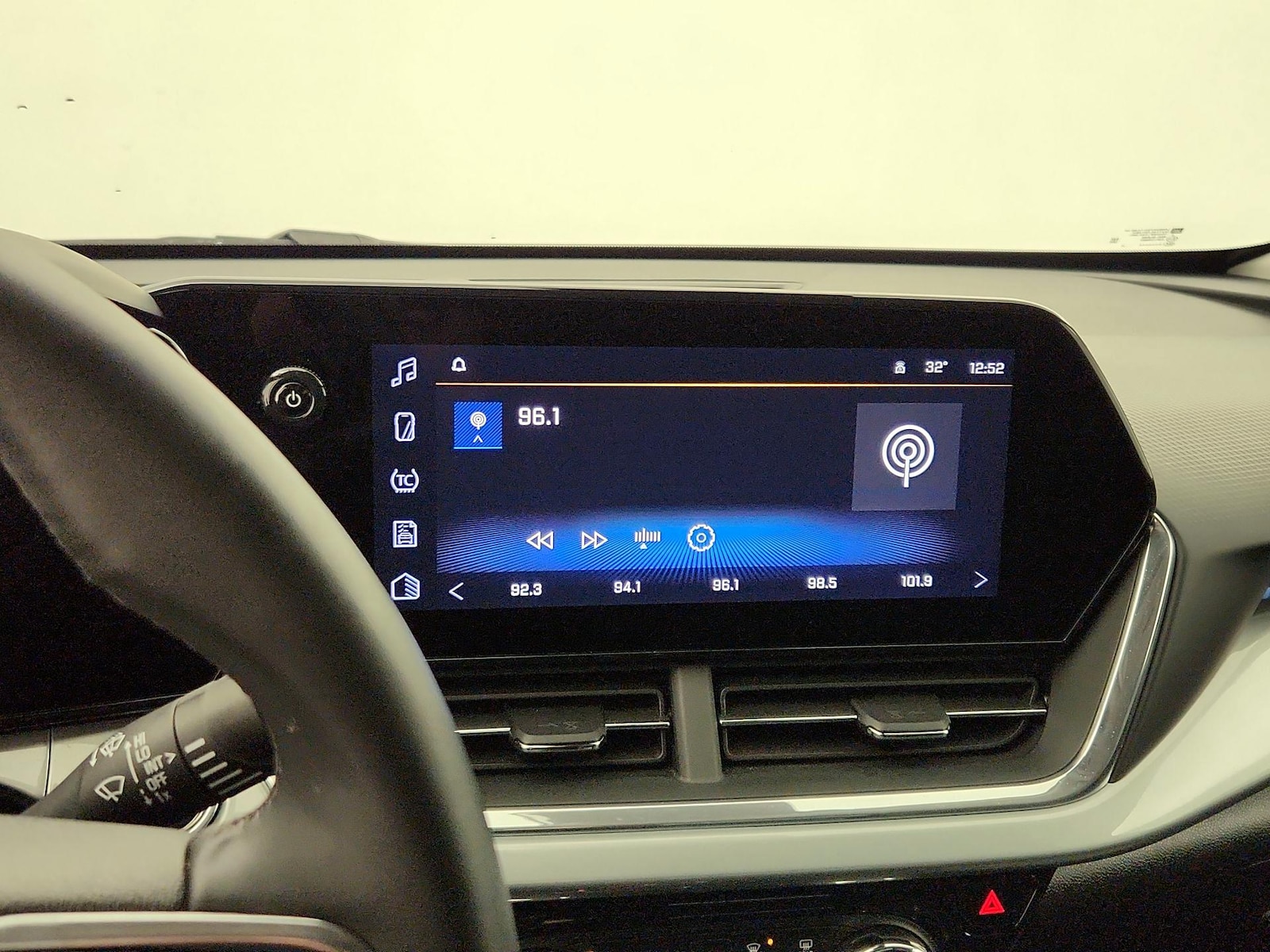 2025 Chevrolet Trax LT - Photo 16