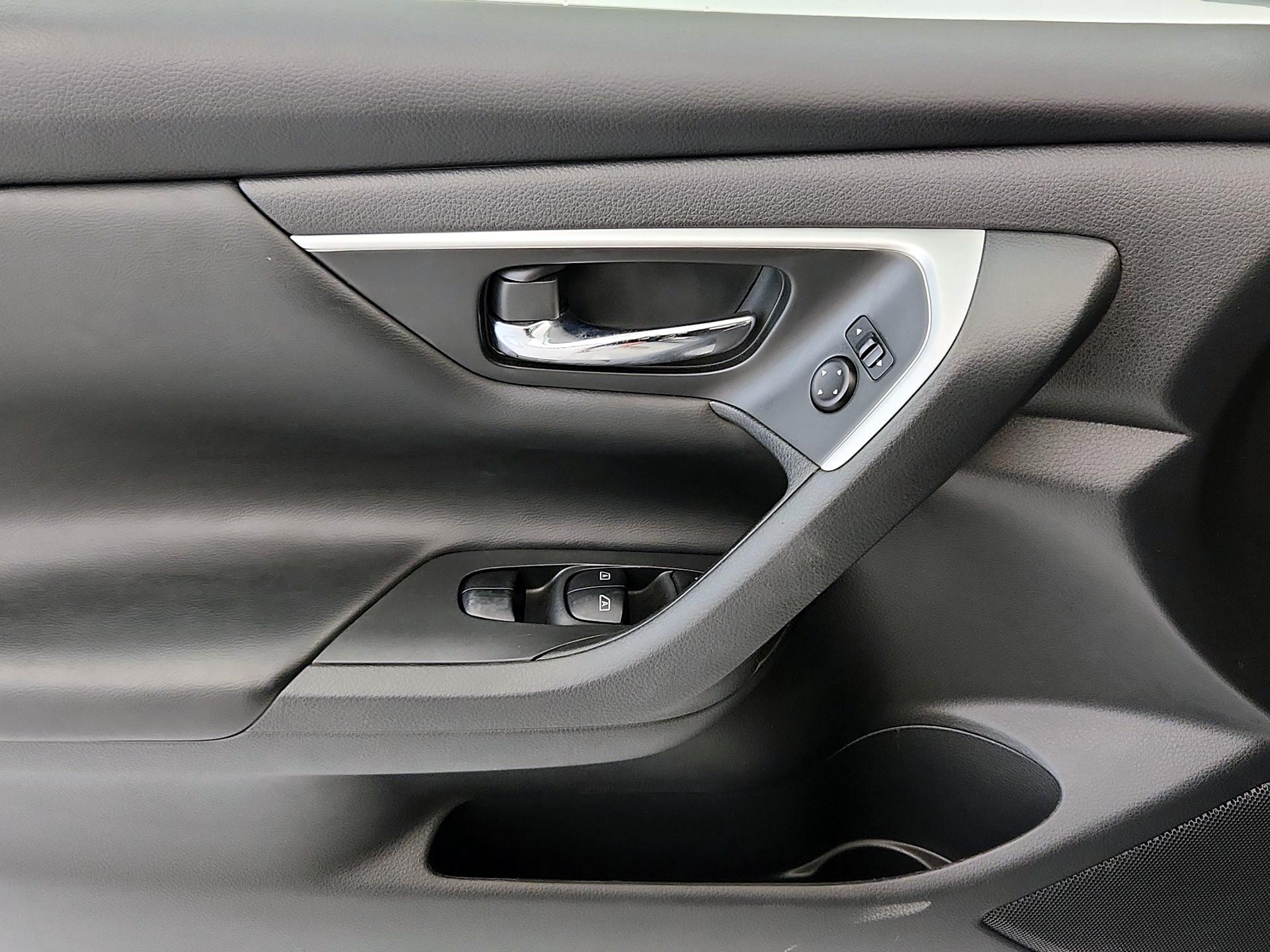 Thumbnail: 2017 Nissan Altima - 12