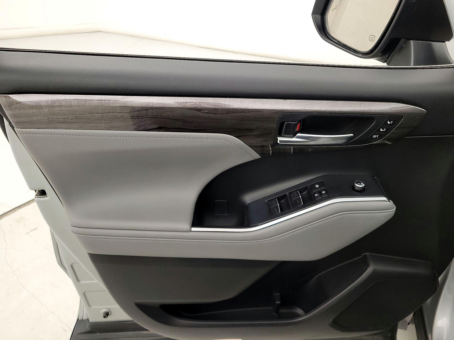 Thumbnail: 2022 Toyota Highlander - 12