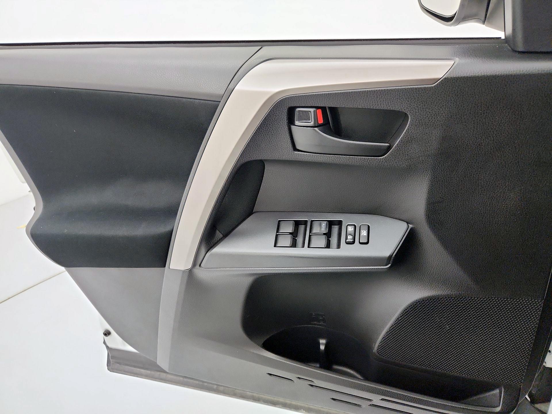 Thumbnail: 2018 Toyota RAV4 - 12