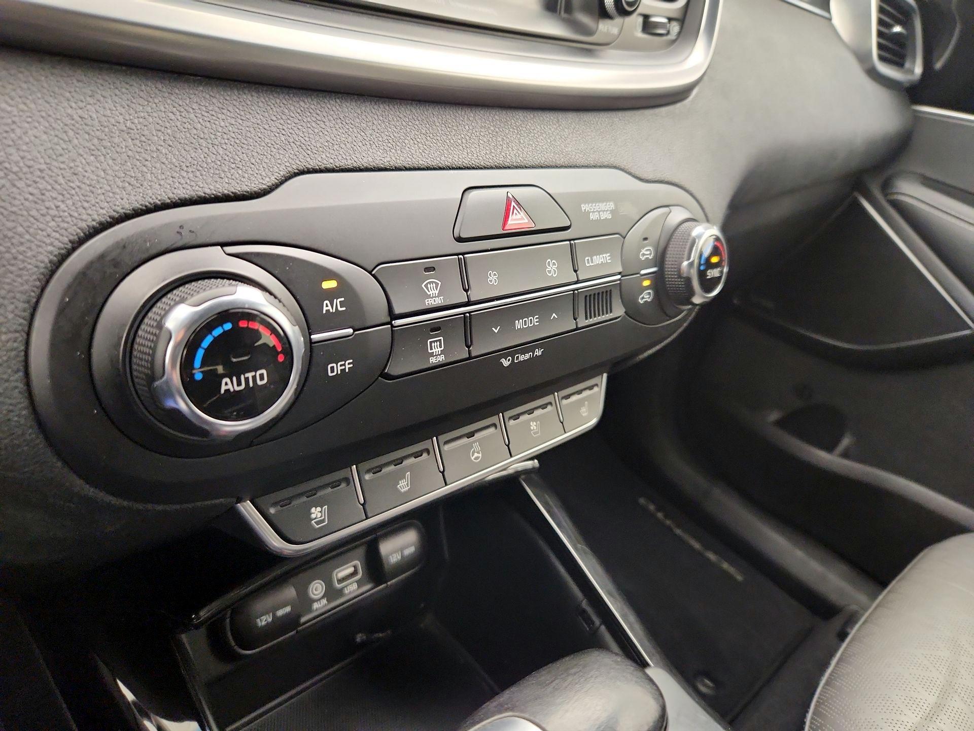 Thumbnail: 2016 Kia Sorento - 17