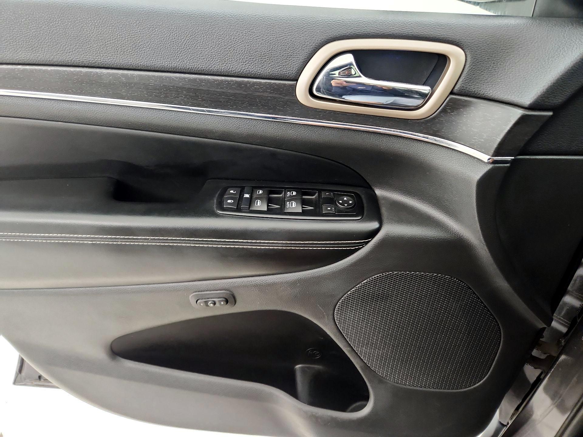 Thumbnail: 2015 Jeep Grand Cherokee - 12