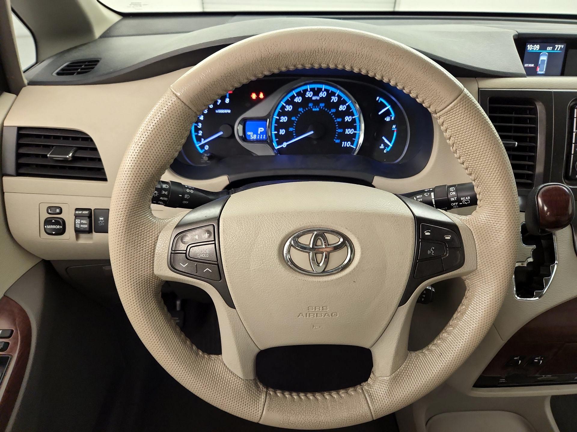 Thumbnail: 2014 Toyota Sienna - 10