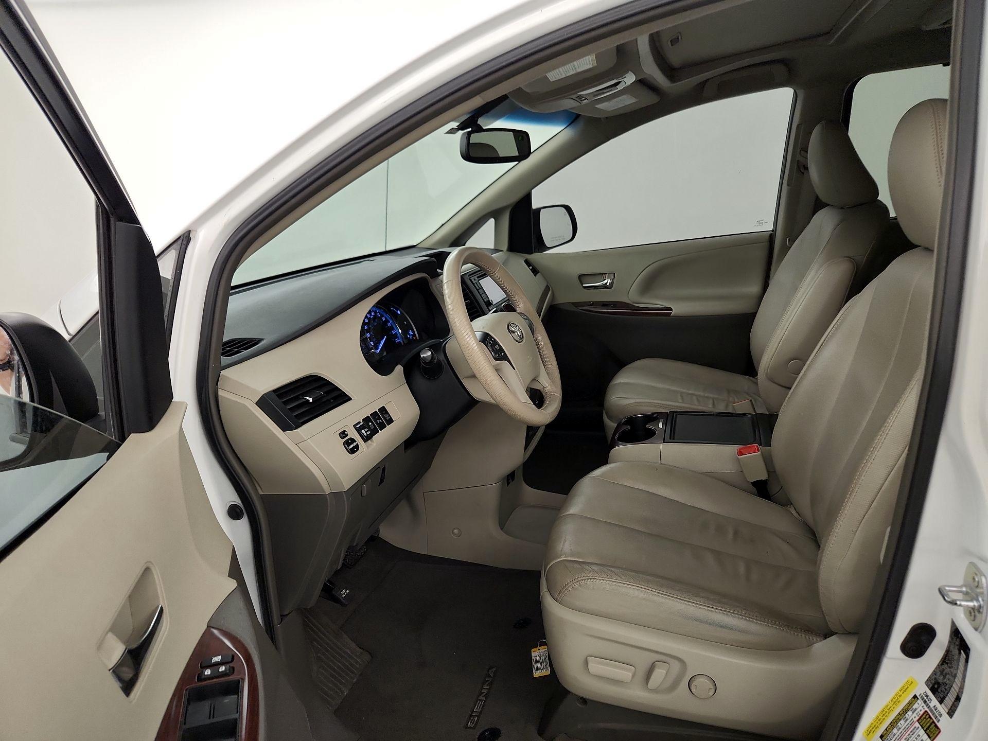 Thumbnail: 2014 Toyota Sienna - 11