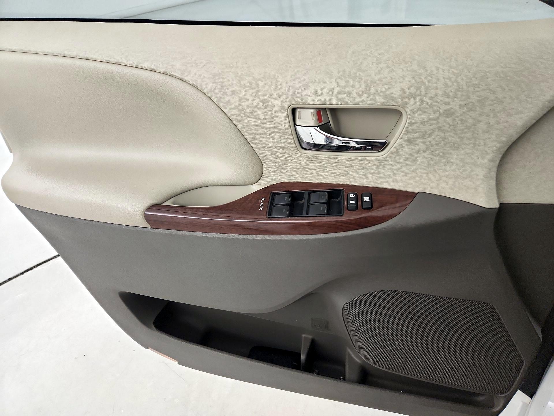 Thumbnail: 2014 Toyota Sienna - 12