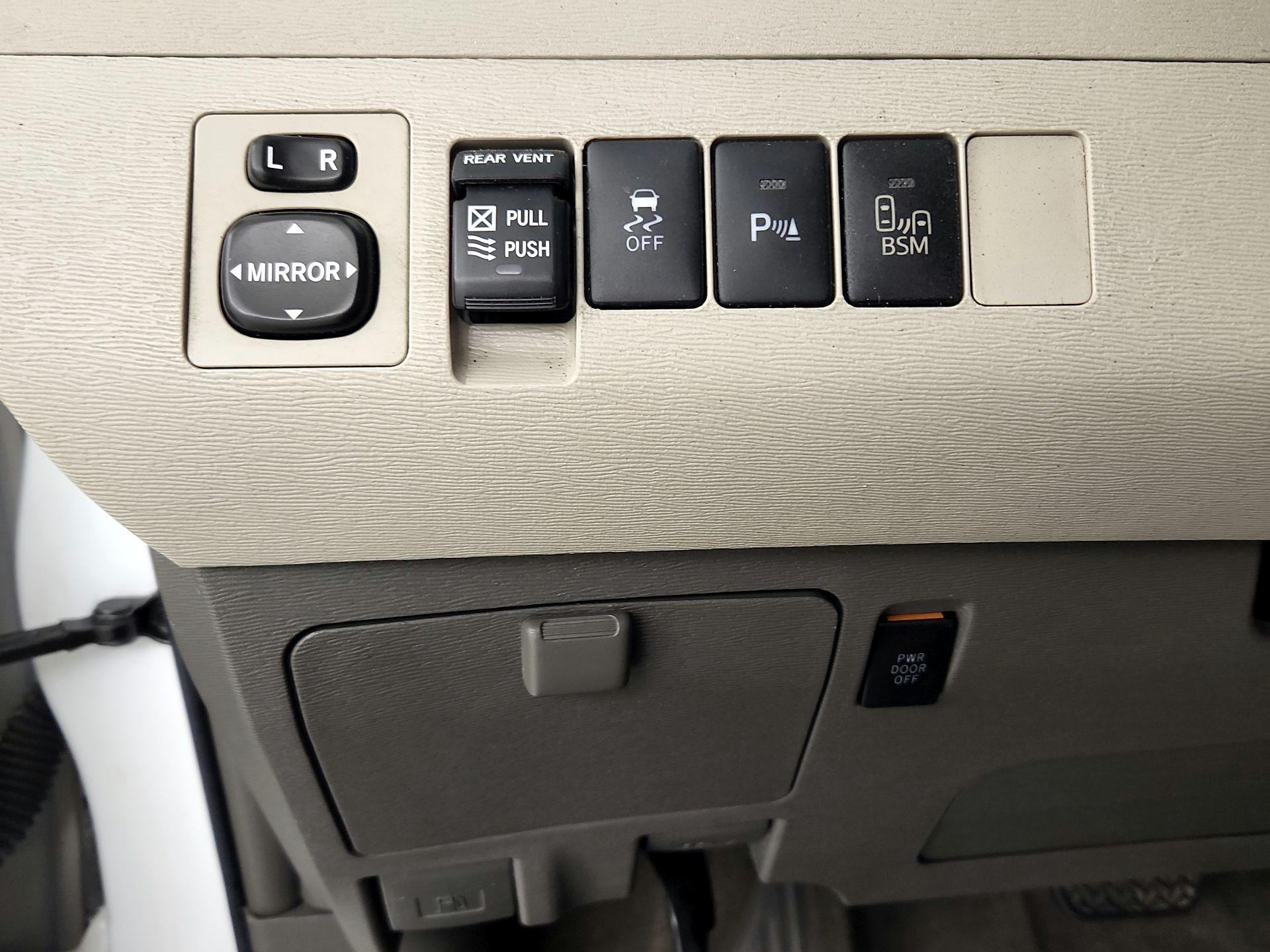 Thumbnail: 2014 Toyota Sienna - 13