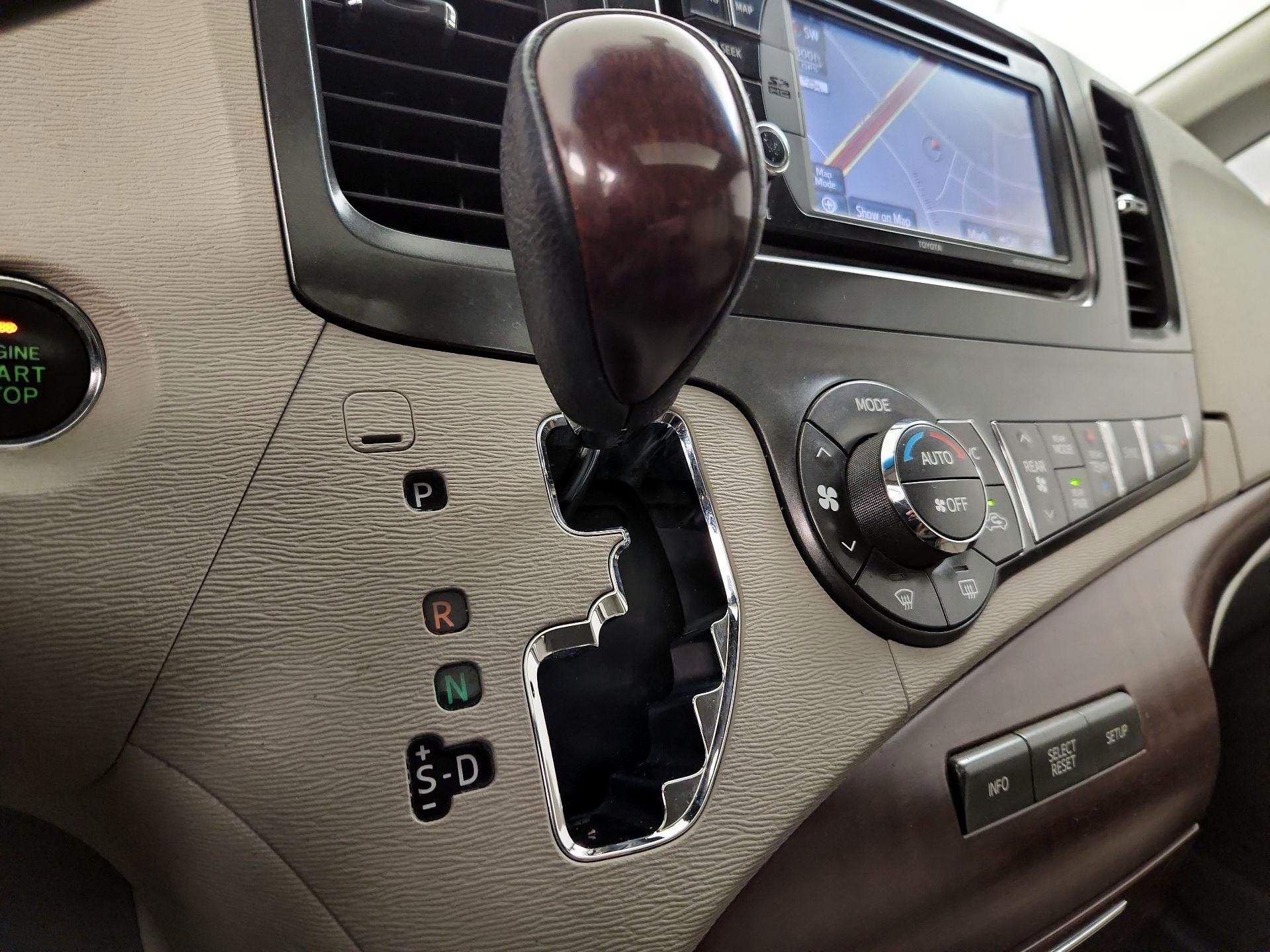 Thumbnail: 2014 Toyota Sienna - 18