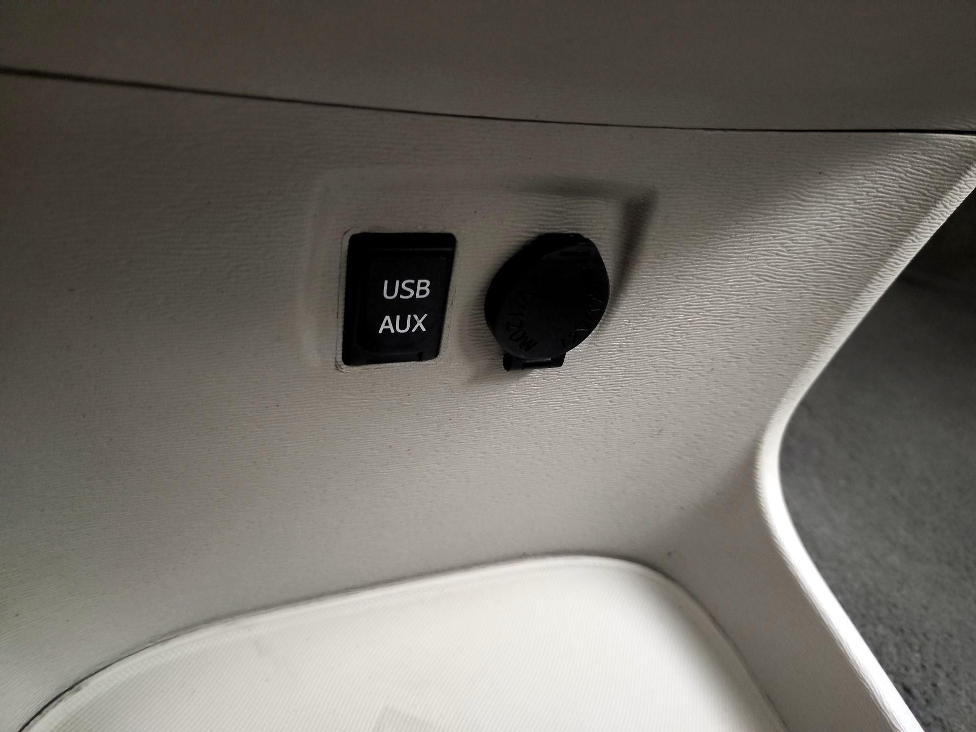 Thumbnail: 2014 Toyota Sienna - 19