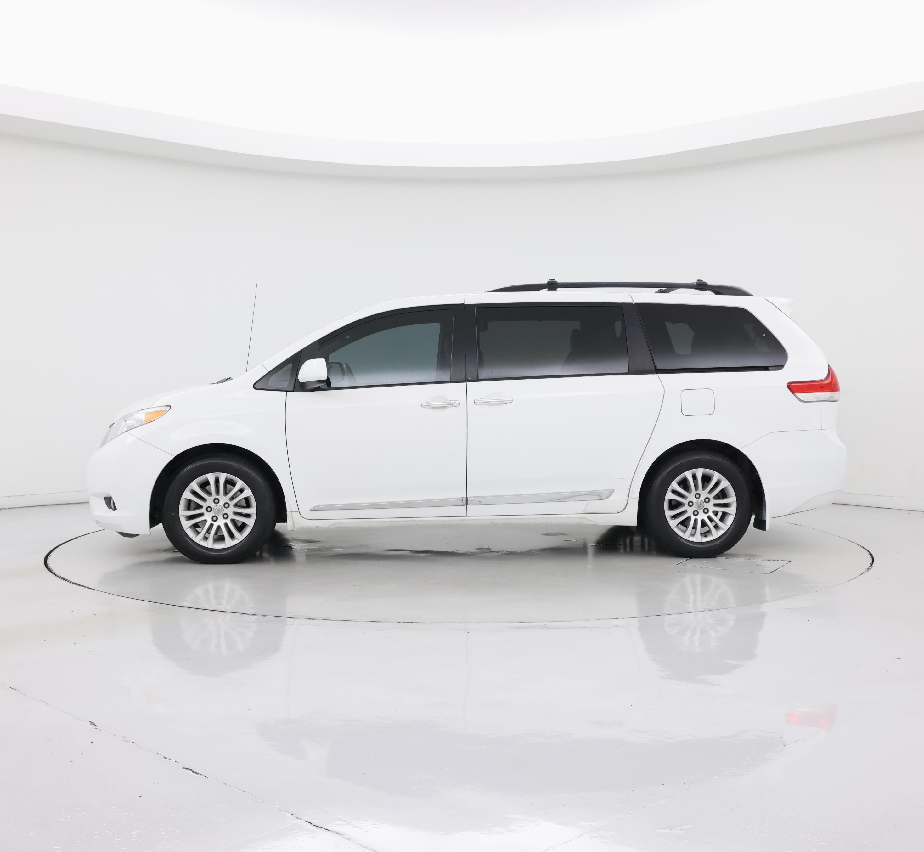 Thumbnail: 2014 Toyota Sienna - 3
