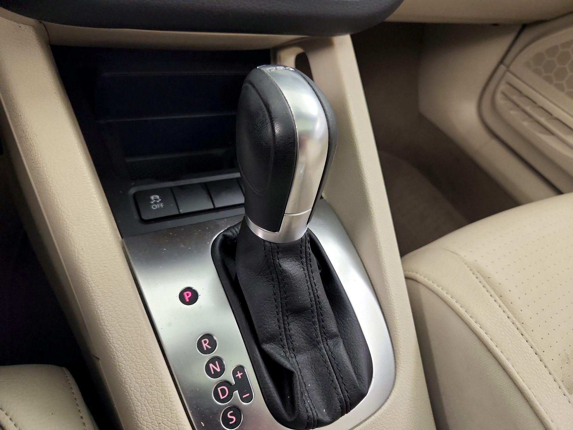 Thumbnail: 2016 Volkswagen Eos - 17