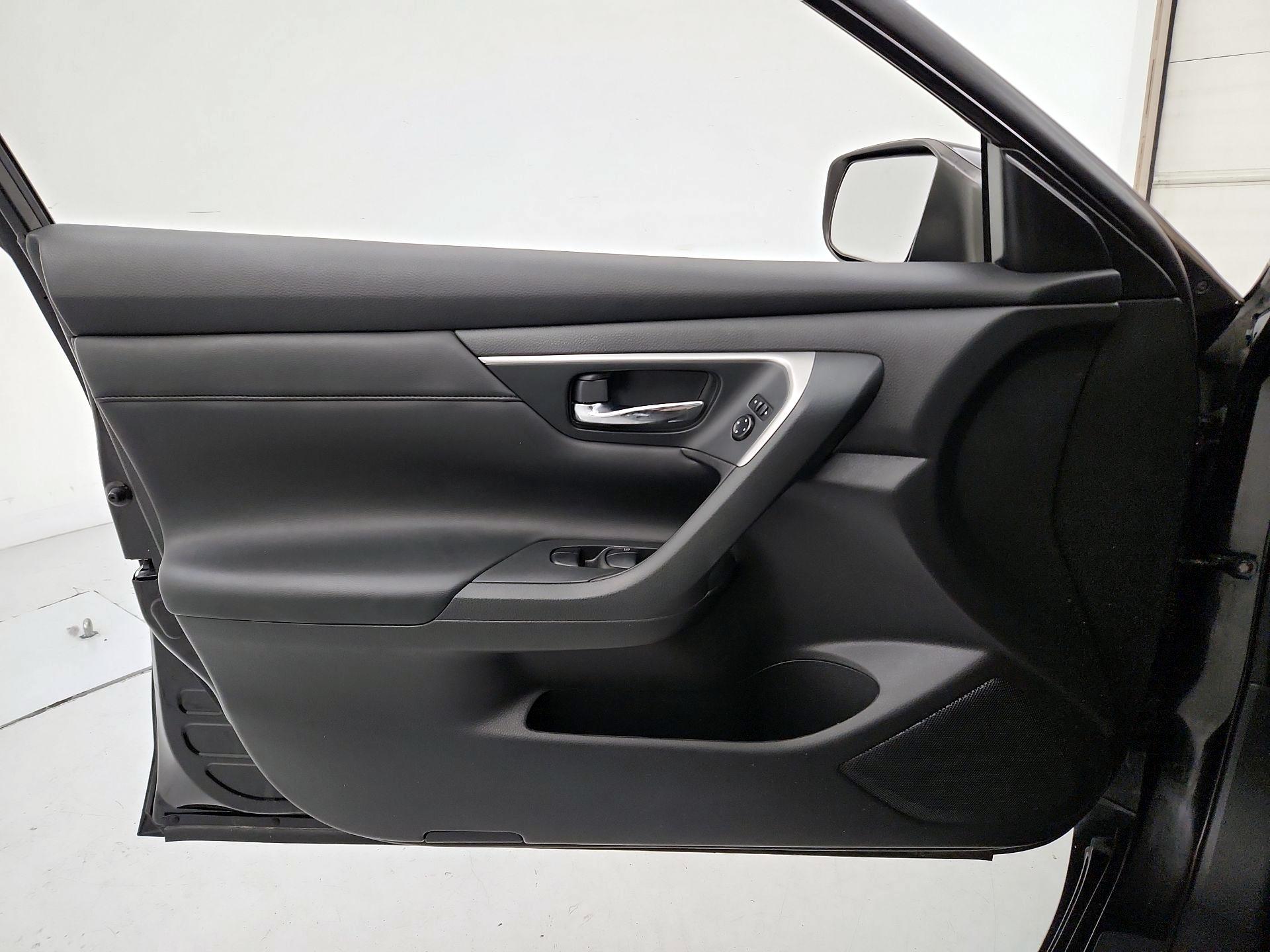 Thumbnail: 2015 Nissan Altima - 12