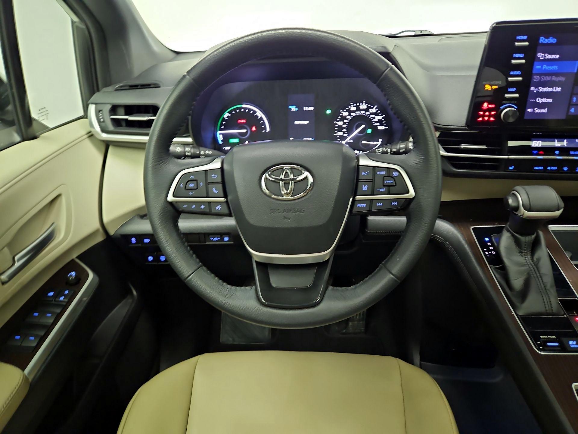 Thumbnail: 2022 Toyota Sienna - 10