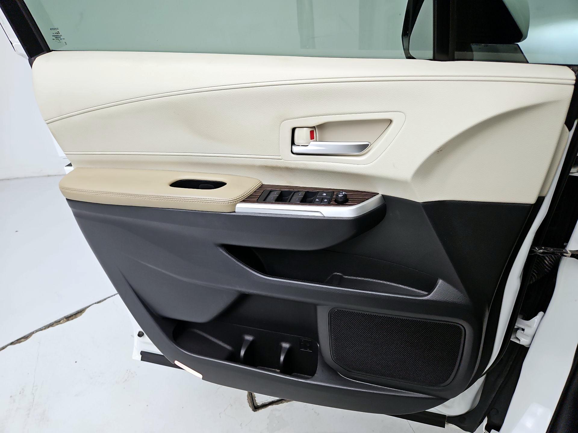 Thumbnail: 2022 Toyota Sienna - 12