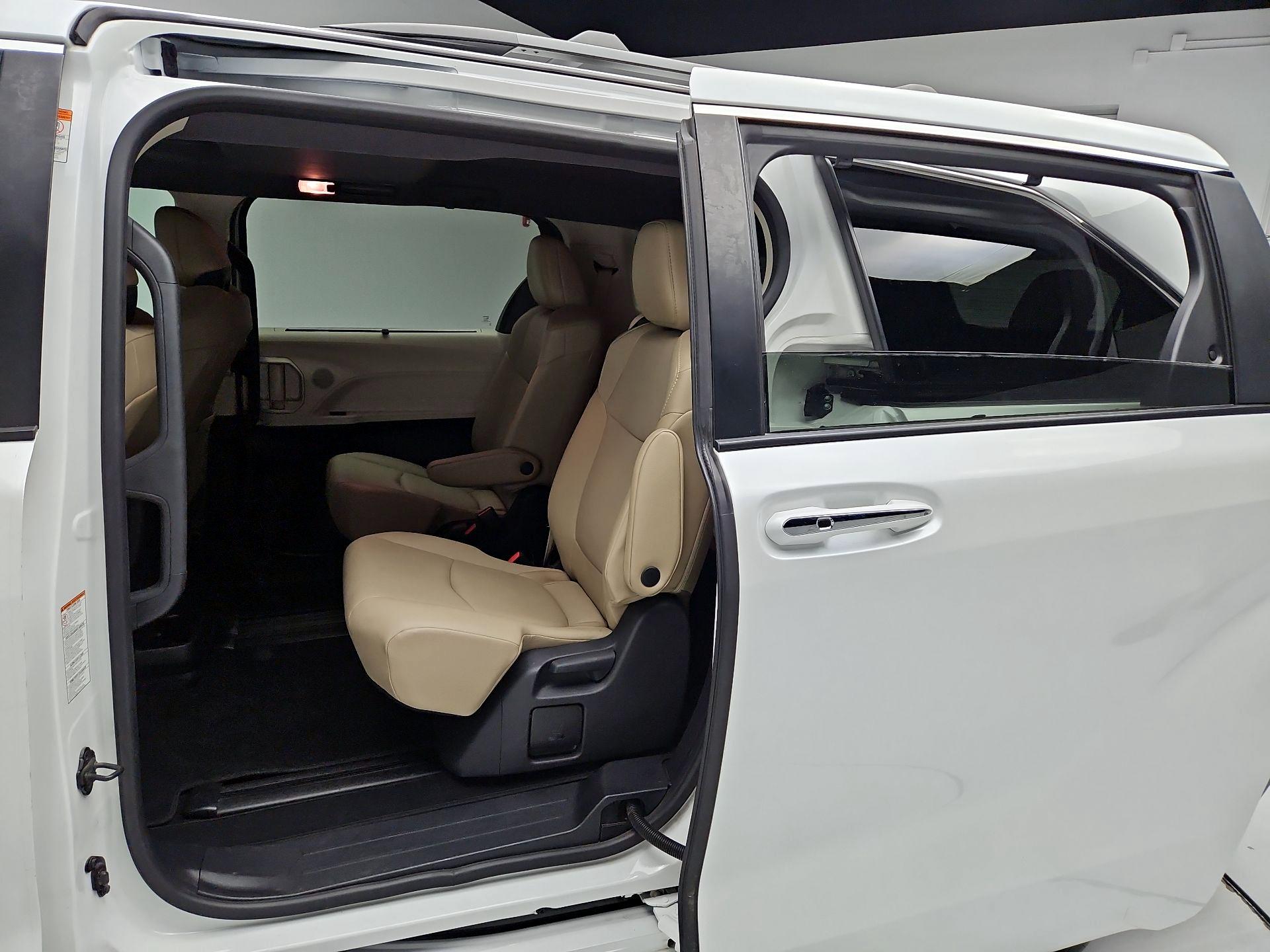 Thumbnail: 2022 Toyota Sienna - 20