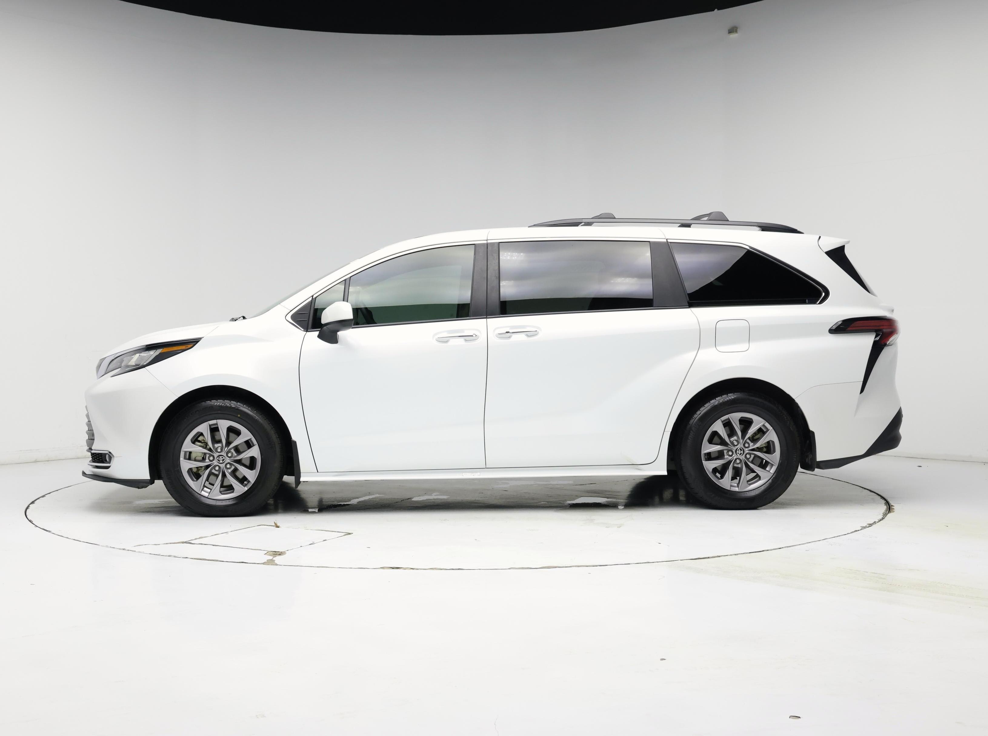 Thumbnail: 2022 Toyota Sienna - 3